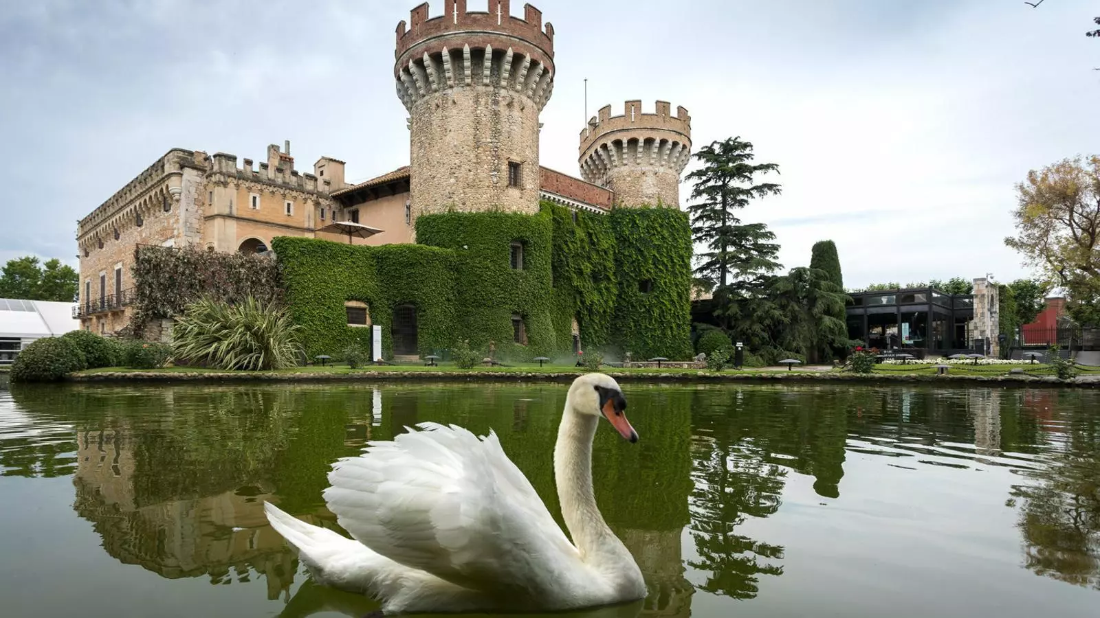 Tant el castell, molt reconstruït, com els jardins tenen molta història.