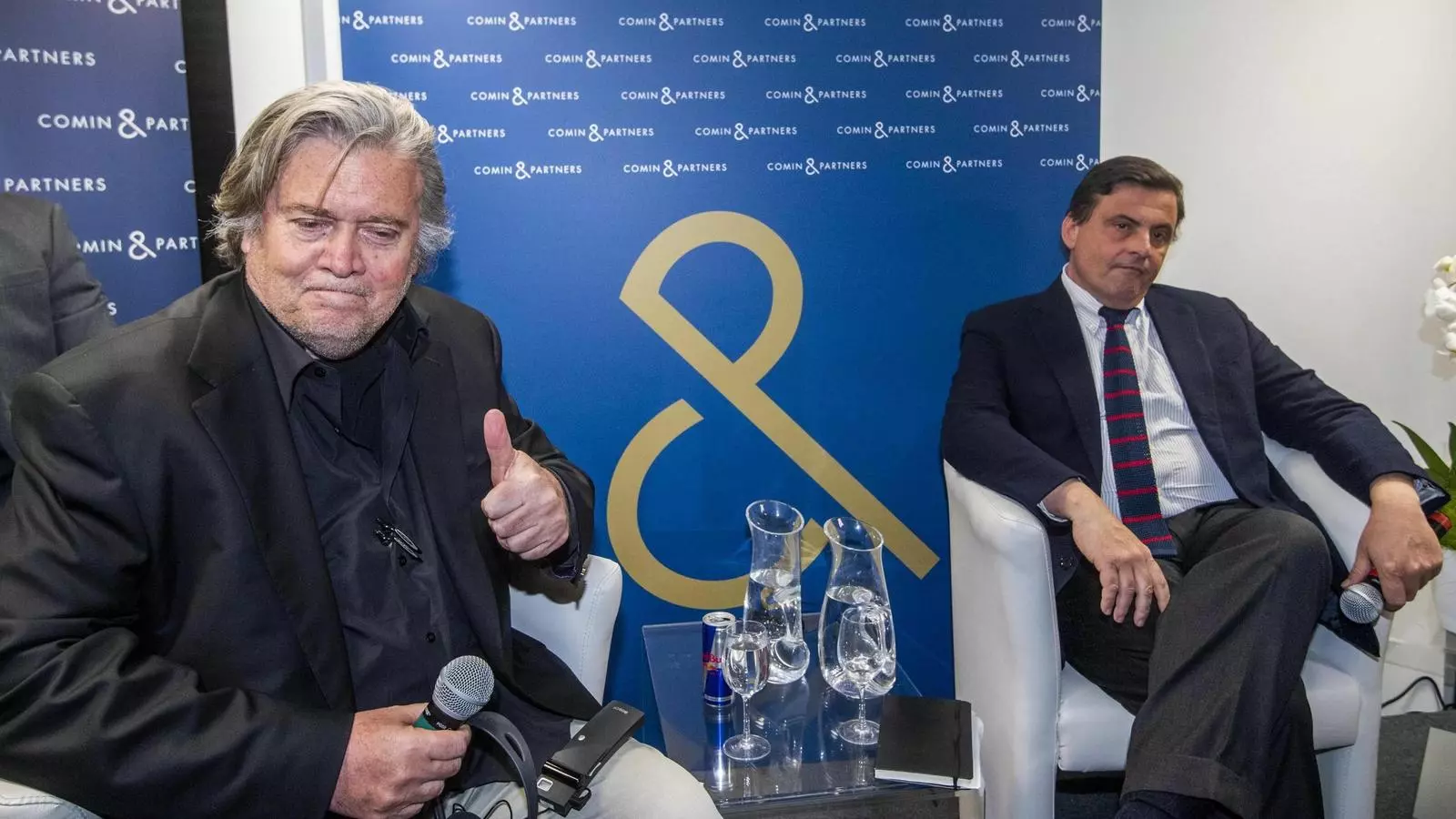 Steve Bannon fa un gest de satisfacció, en un acte a Roma