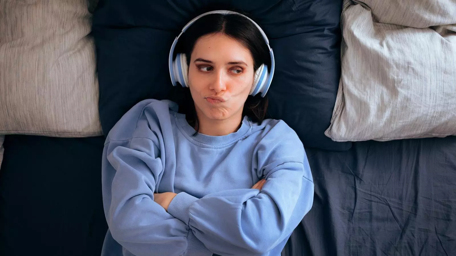 Una noia escoltant la ràdio amb auriculars