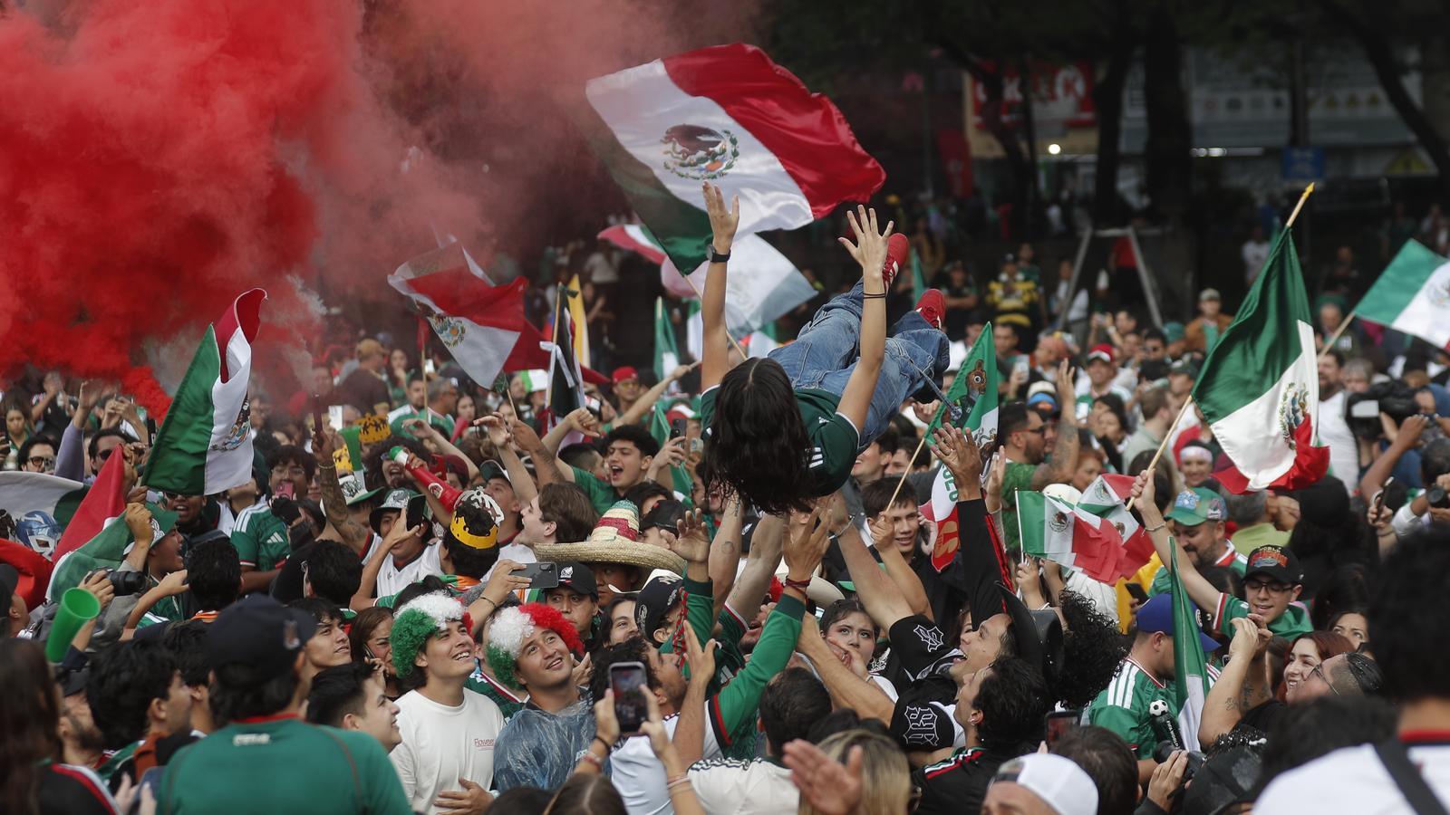 Aficionados mexicanos celebran la victoria en el partido inaugural del Mundial
