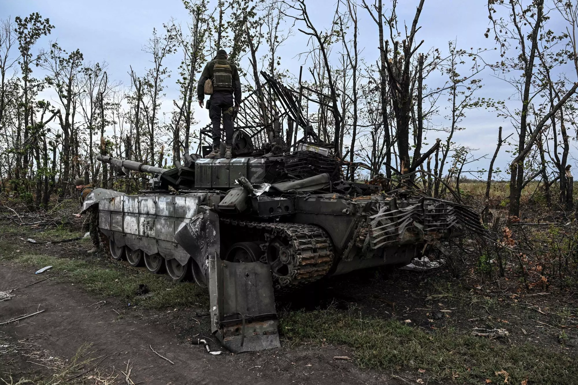 Un soldat ucraïnès dempeus dalt d'un tanc rus abandonat prop d'un poble als afores d'Izyum, regió de Kharkiv, a l'est d'Ucraïna, enmig de la invasió russa d'Ucraïna.