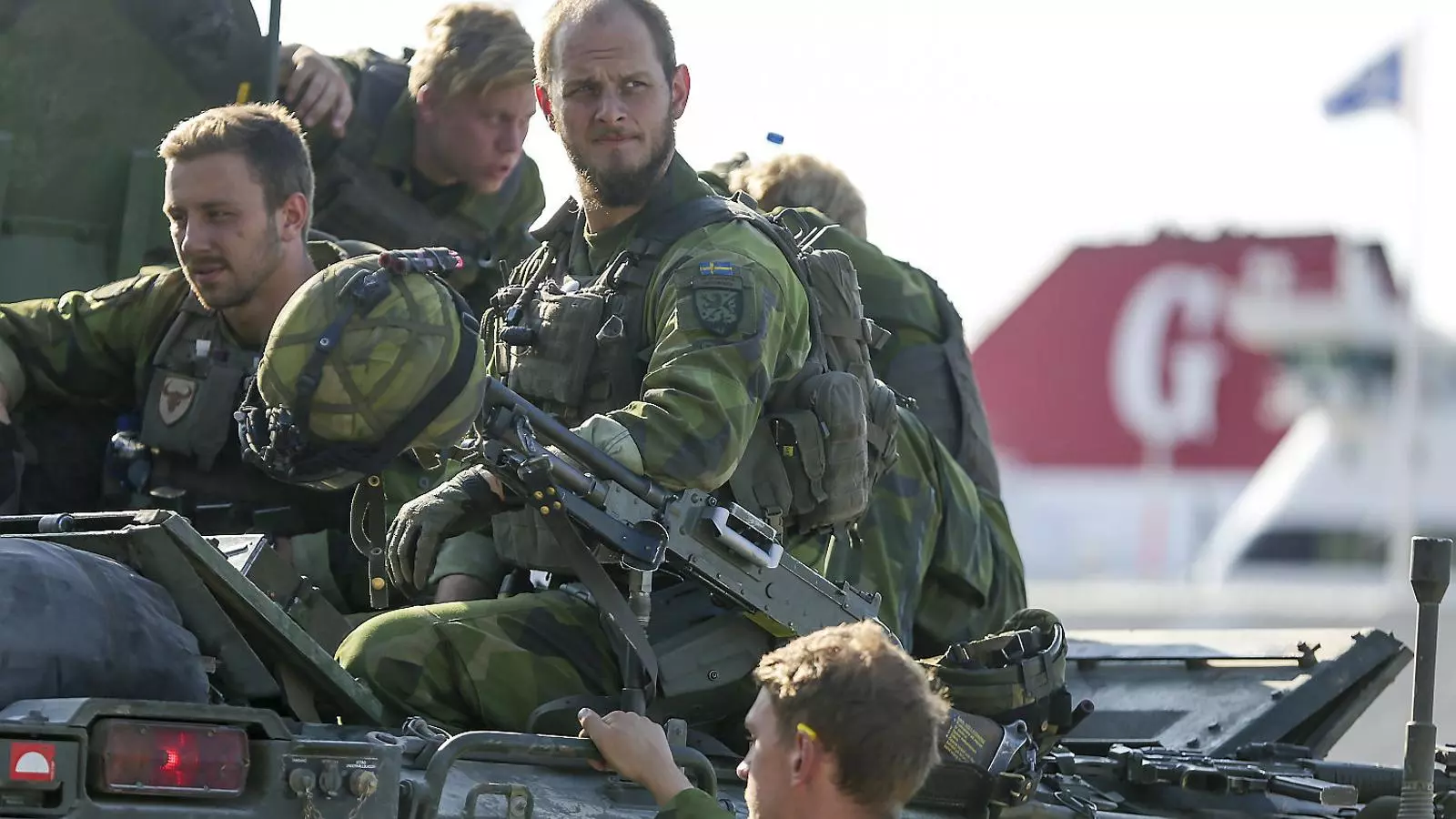 Un equip de combat de l’exèrcit de Suècia preparant-se per fer maniobres a l’illa de Gotland. Des d’aquest any, homes i dones estan obligats a fer la mili a Suècia.