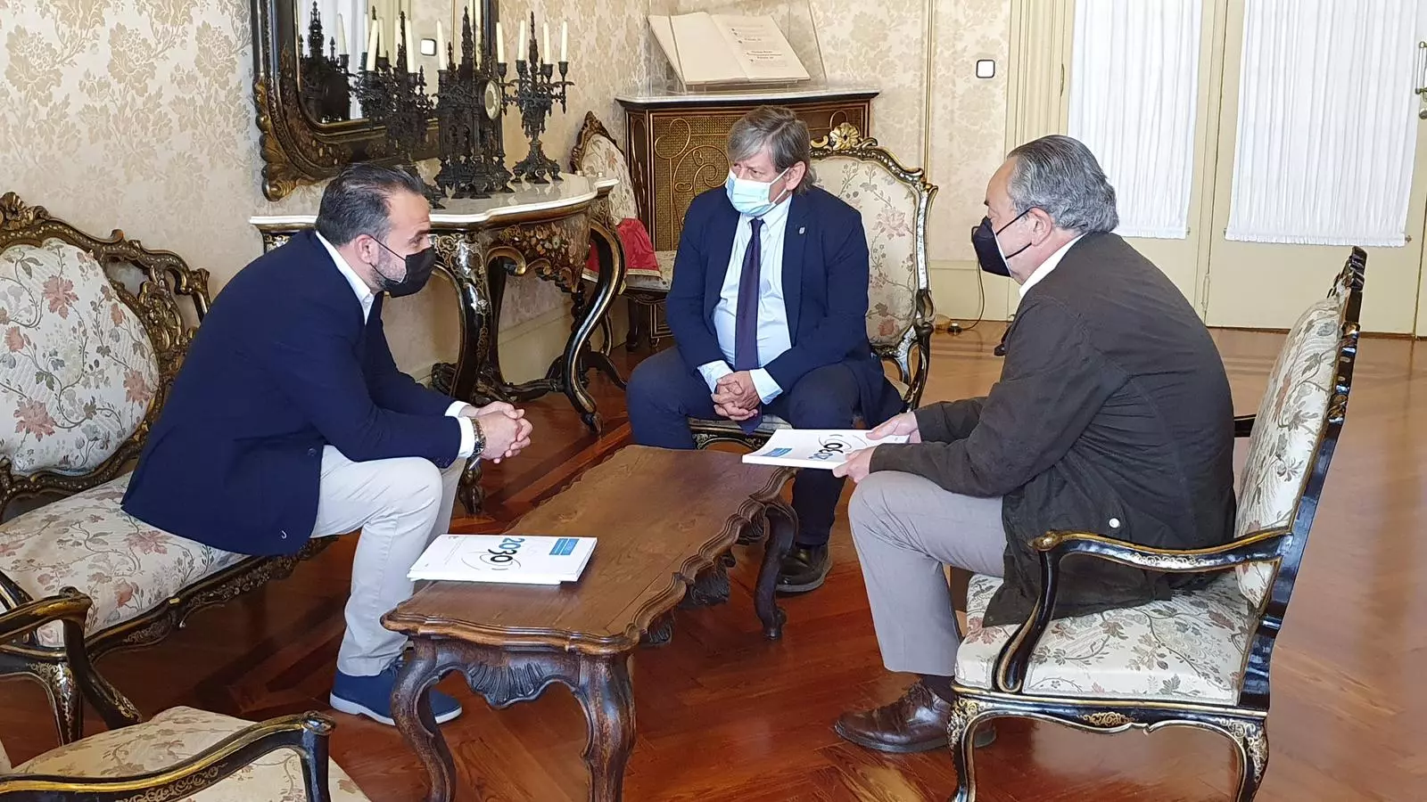 El president del CES de les Balears, Rafel Ballester; el president del Parlament, Vicenç Thomàs, i el secretari general del CES, Josep Valero