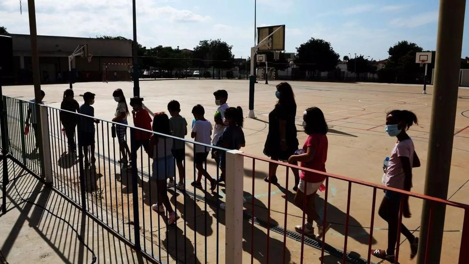 Infants entrant a una escola.