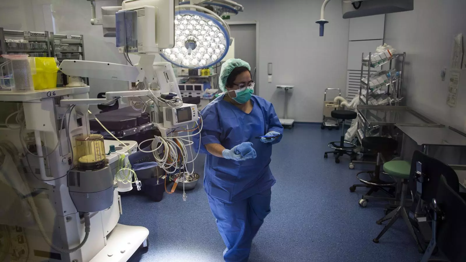 Treballadora d'un servei de neteja en un quiròfan d'hospital, en una imatge d'arxiu.