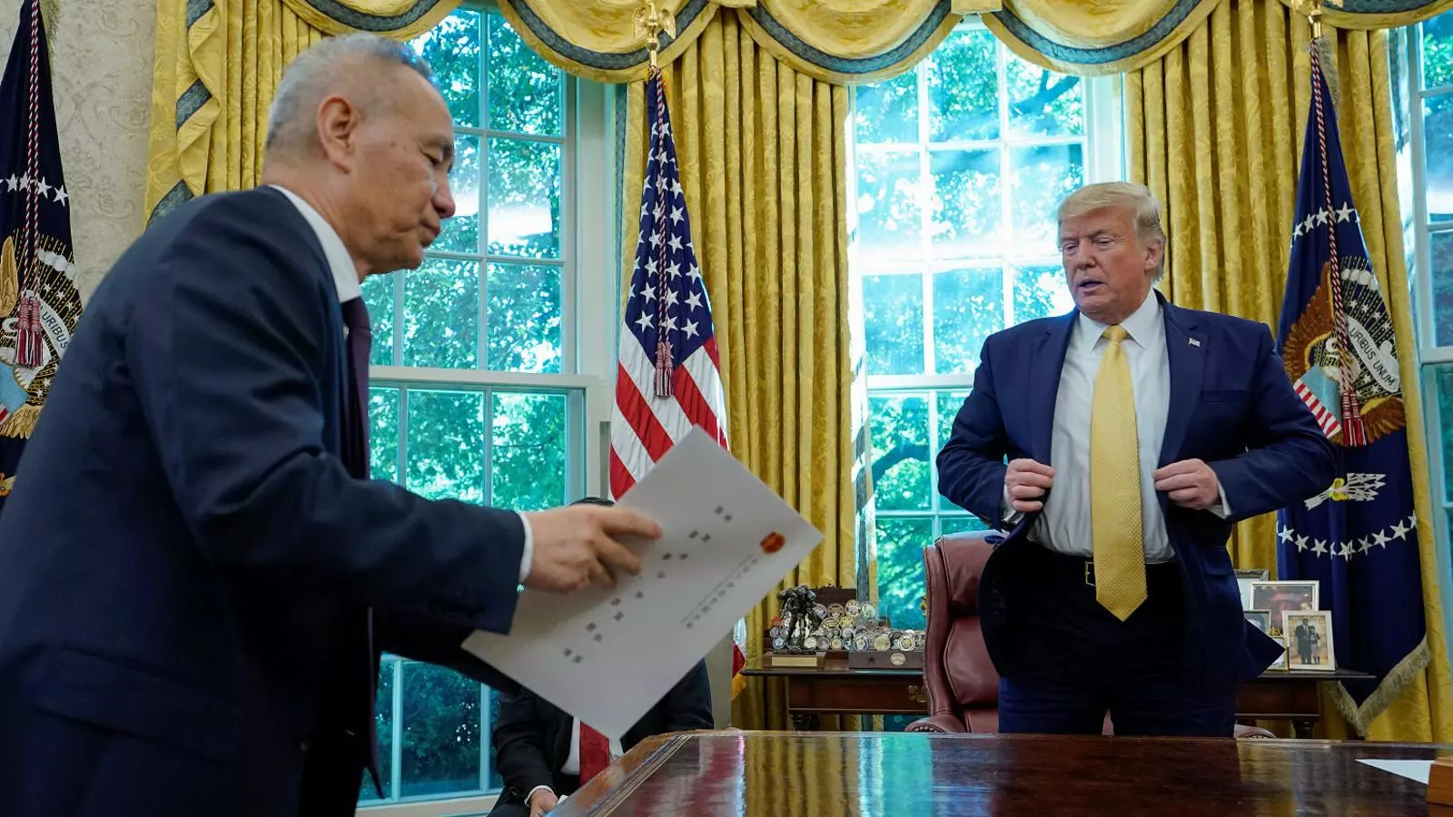 Donald Trump ahir al Despatx Oval amb la delegació xinesa que lidera el vice primer ministre Liu He.