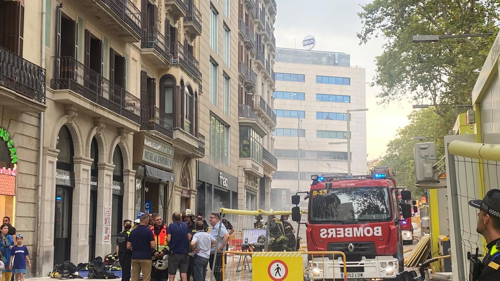 La entrada del FNAC donde se ha producido un incendio en la Rambla de Barcelona.