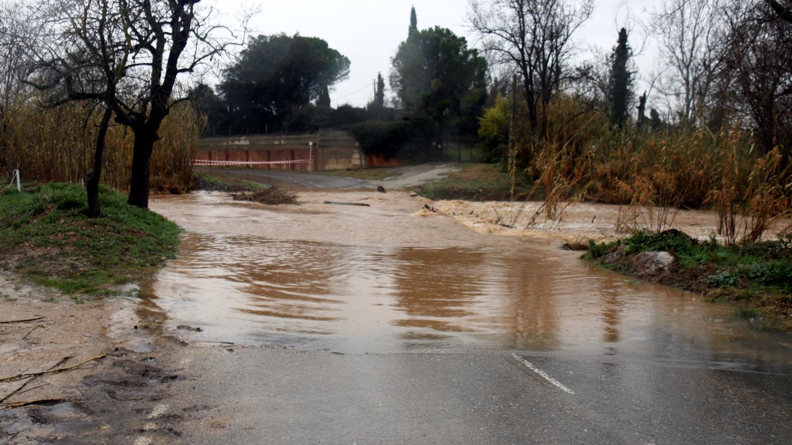 The Manol River crossing is blocked at the Prince's Bridge at the entrance to Figueres.