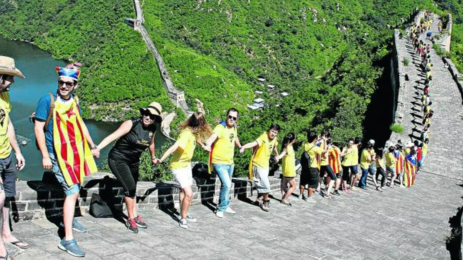 MOBILITZATS TOT I SER A MILERS DE QUILÒMETRES
Abans de la Via Catalana de l'Onze de Setembre, els catalans a l'exterior, esperonats per l'ANC i els casals catalans, es van mobilitzar per fer fins a 120 cadenes humanes en les quals van participar 10.300 persones. Era la seva aportació al gran repte que afrontaven els catalans que reivindiquen la independència. Una de les cadenes més impactants va ser la que es va organitzar a la Gran Muralla Xinesa, en la qual van participar un centenar de persones.