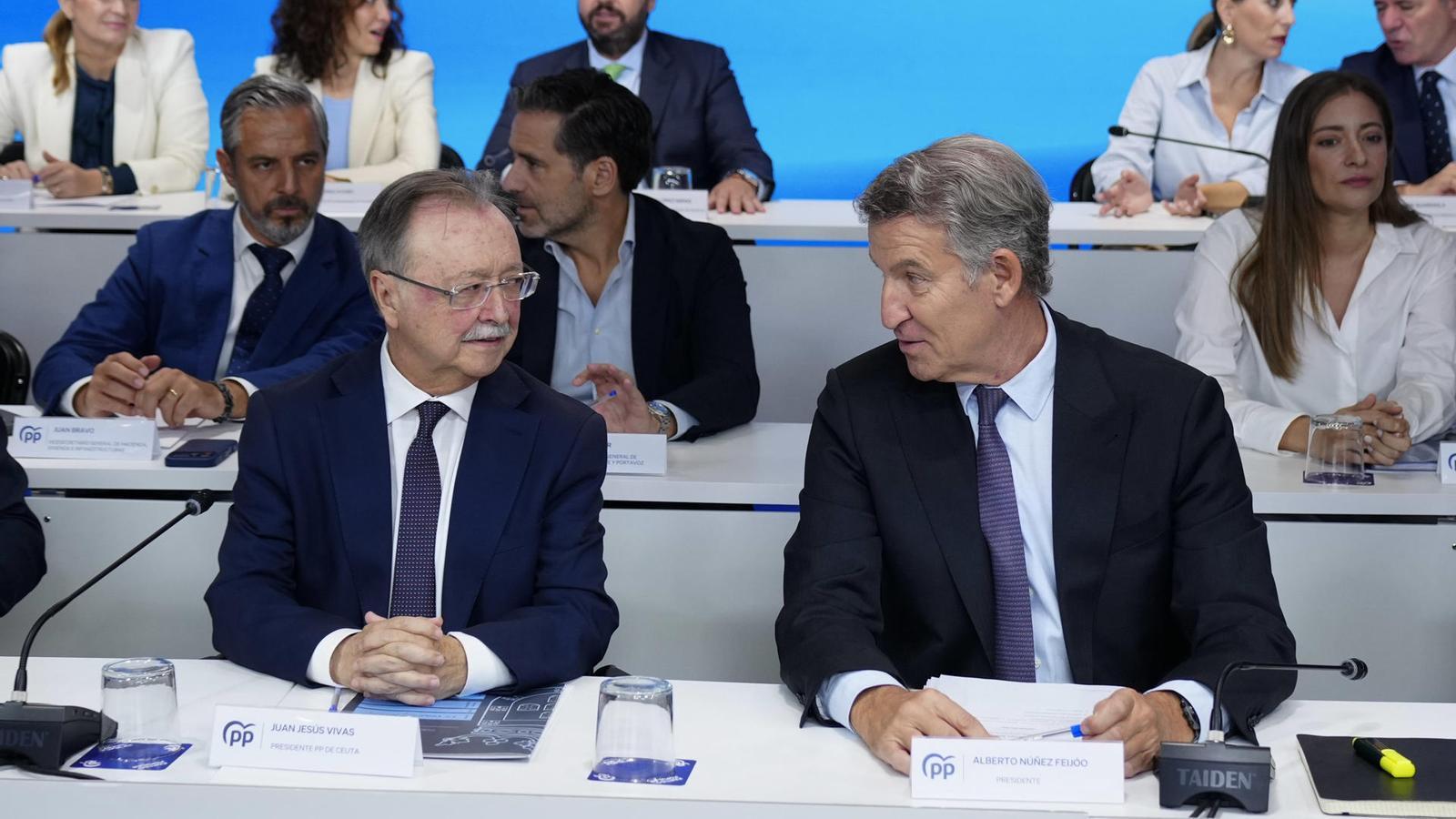 Alberto Núñez Feijóo y Juan Jesús Vivas, justo antes del inicio de la Junta Directiva Nacional del PP este 28 de septiembre