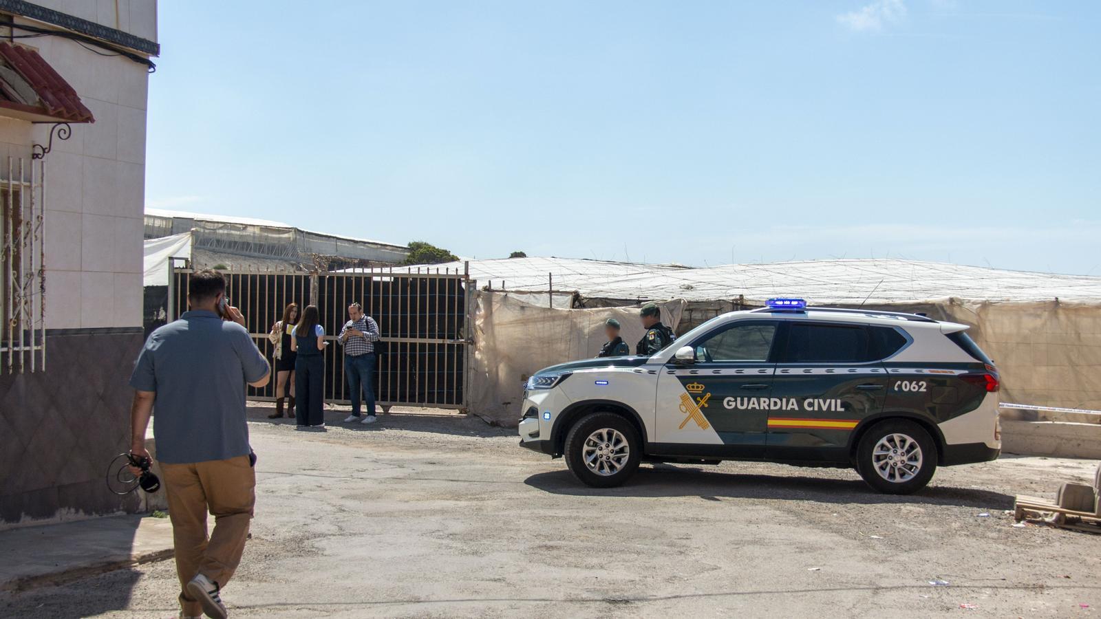 Un vehículo de la Guardia Civil en el lugar de los hechos.