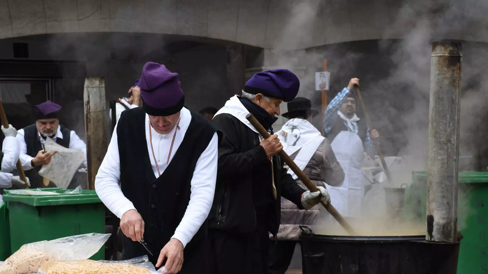 La confraria d'escudellaires preparant l'escudella de Sant Antoni a la plaça Guillemó.