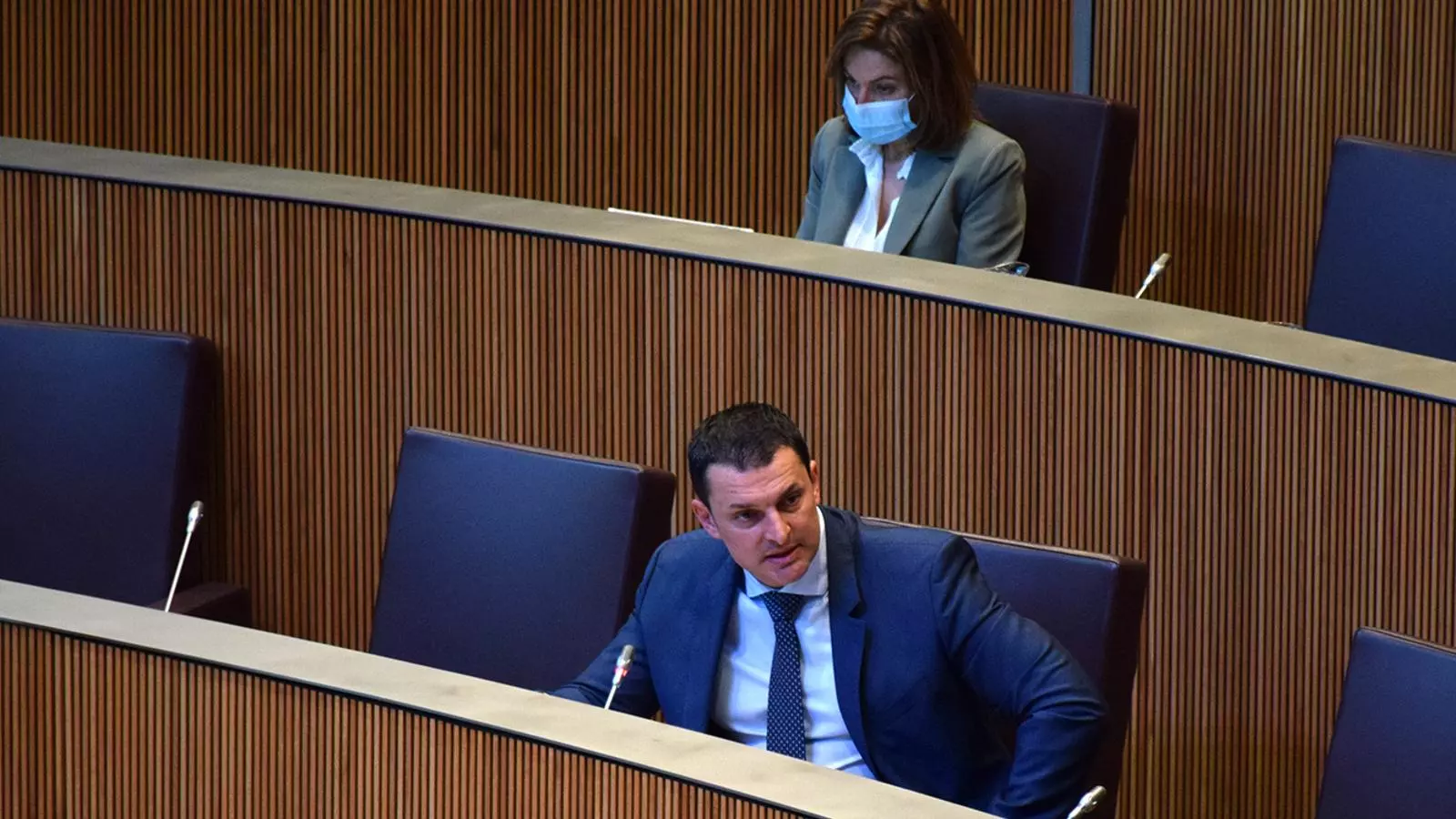 El ministre de Presidència, Economia i Empresa, Jordi Gallardo, durant la sessió / MF