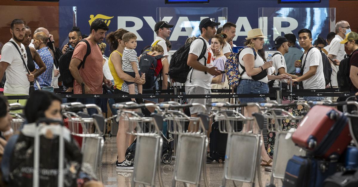 8月の橋の真ん中の空港でのストライキにどのように影響を与えることができますか？