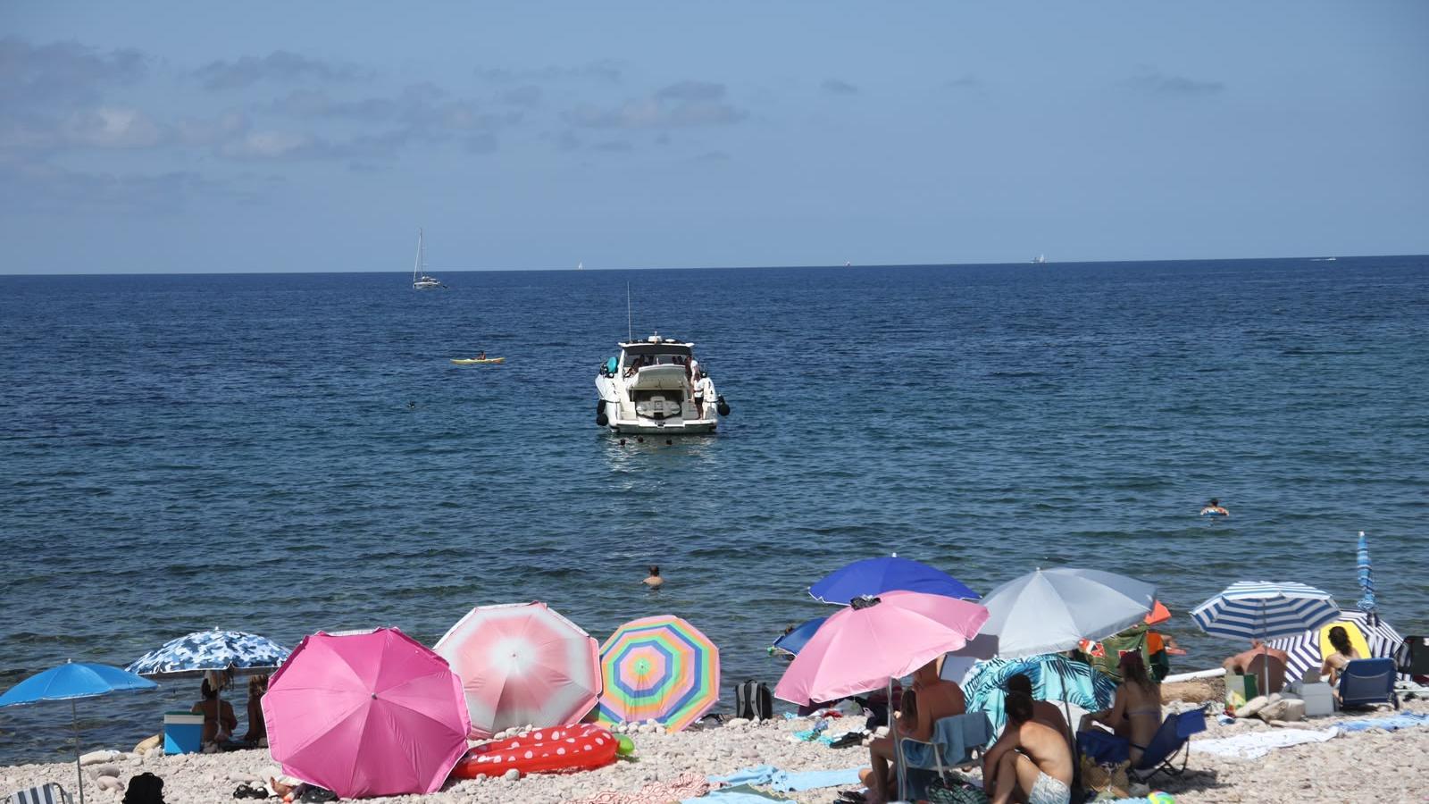 El iot marxant-se davant les protestes dels residents al Port de Valldemossa.