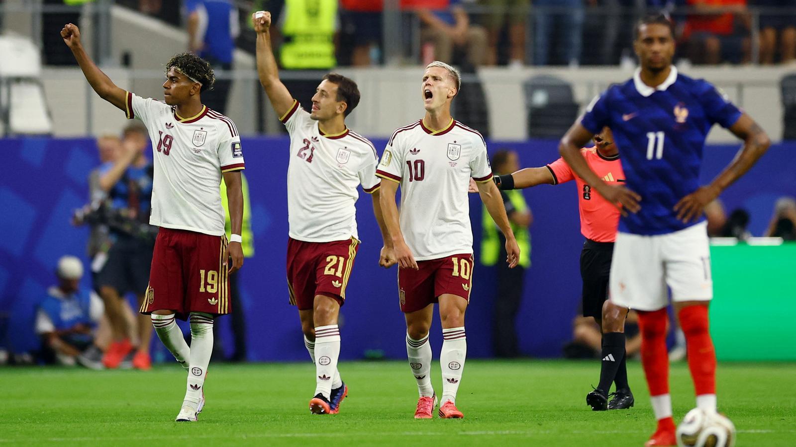 Lamine Yamal, Mikel Oyarzabal y Dani Olmo celebrando el primer gol de España