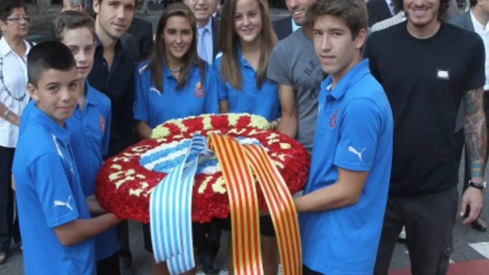 La comitiva de l'Espanyol amb Condal, Verdú i Álvarez a l'ofrena de la Diada