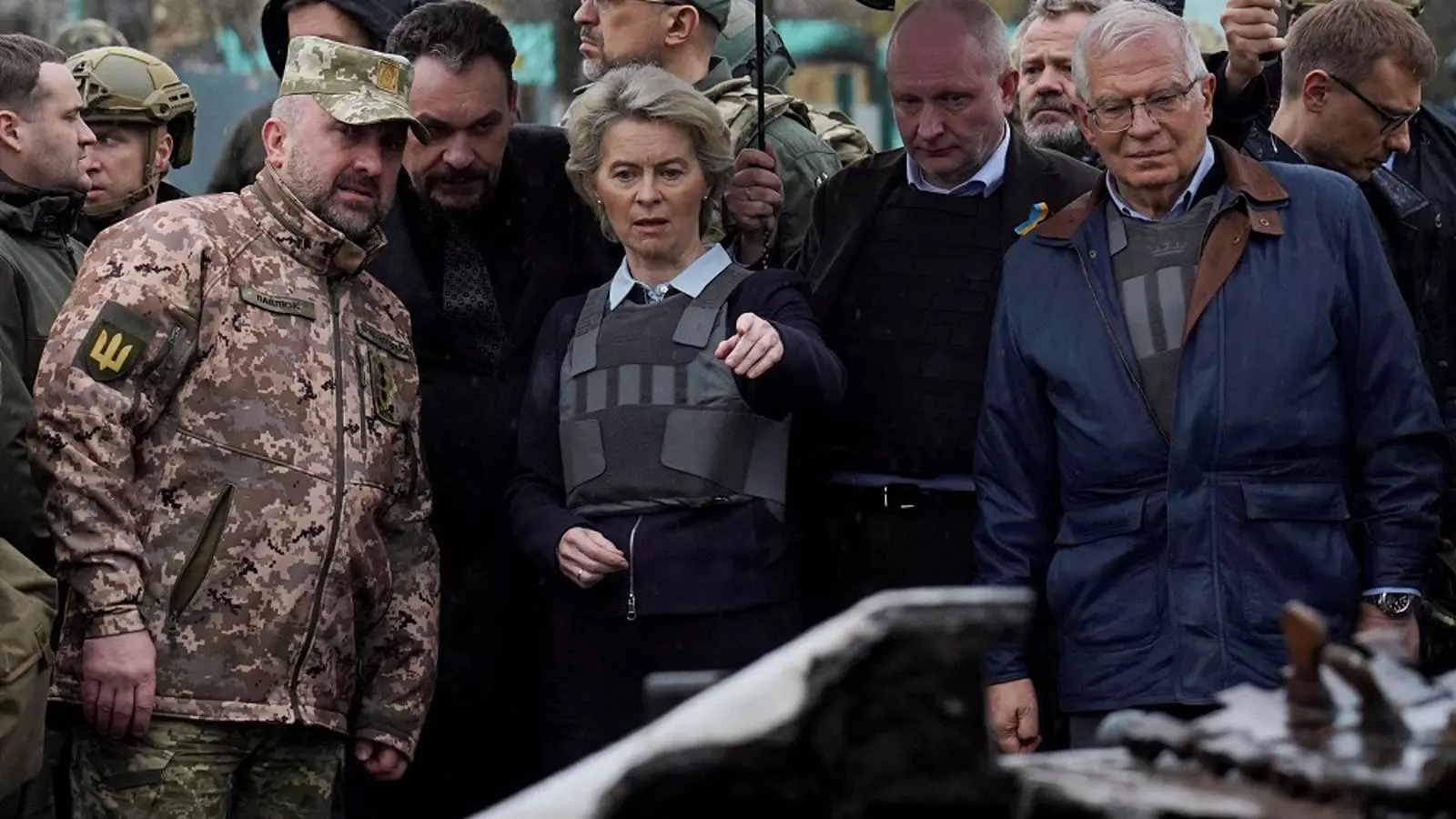 Ursula Von der Leyen, presidenta de la Comissió Europea, i Josep Borrell, alt representant de la UE pels afers exteriors i la seguretat, i Denys Shmyhal, primer ministre ucraïnès, van visitar Butxa el 8 d'abril.
