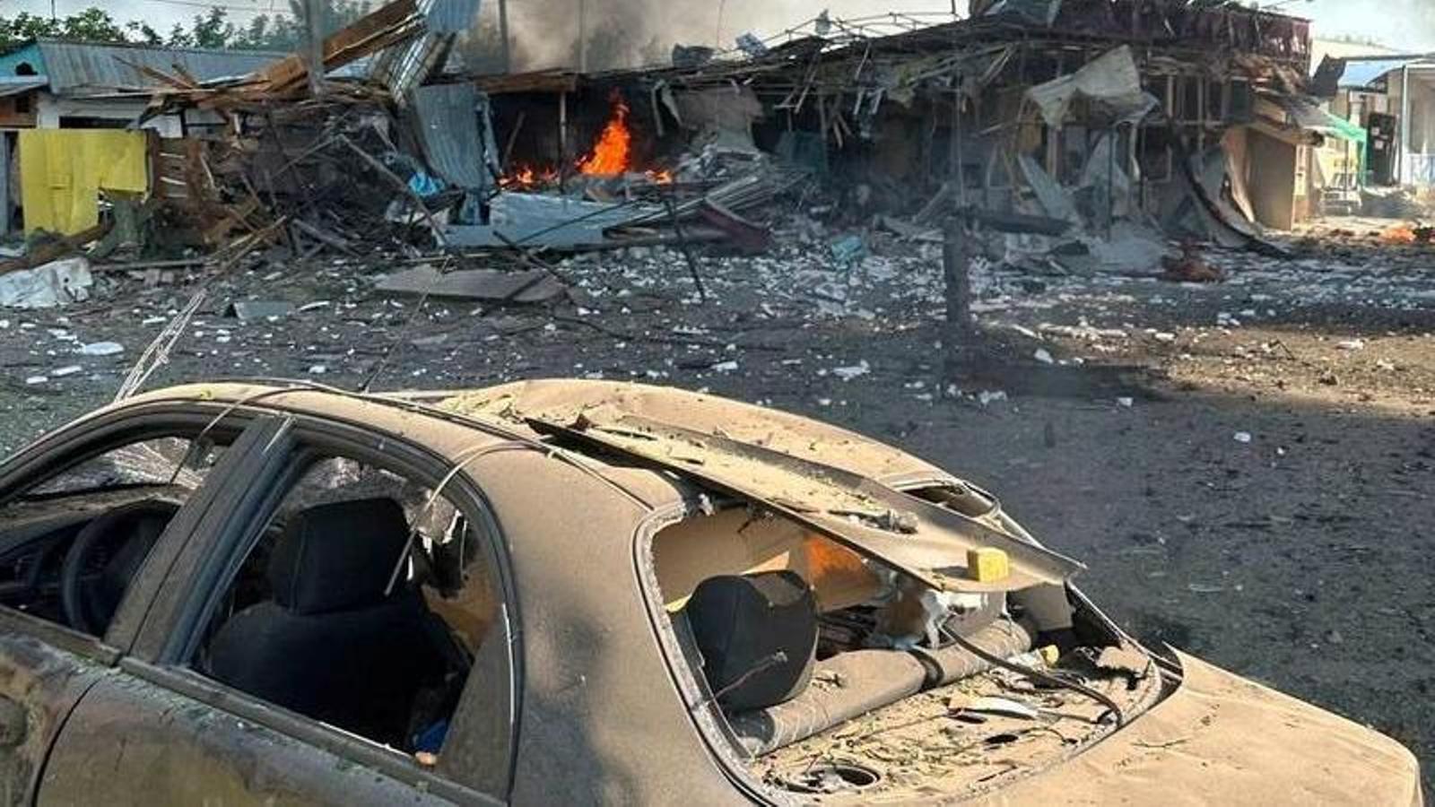 Un edificio crema después de unos ataques con drones rusos en la localidad de Petxeníkhy, en la región de Khàrkiv, el 18 de agosto de 2026.
