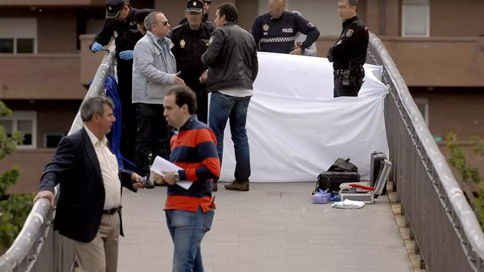 Agents de la policia al costat del cos sense vida d'Isabel Carrasco, assassinada en una passarel·la a Lleó / EFE