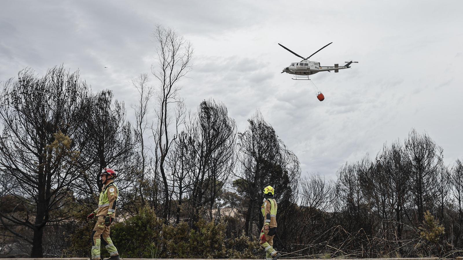 Las playas permanecerán cerradas porque los bomberos continúan trabajando en la extinción.