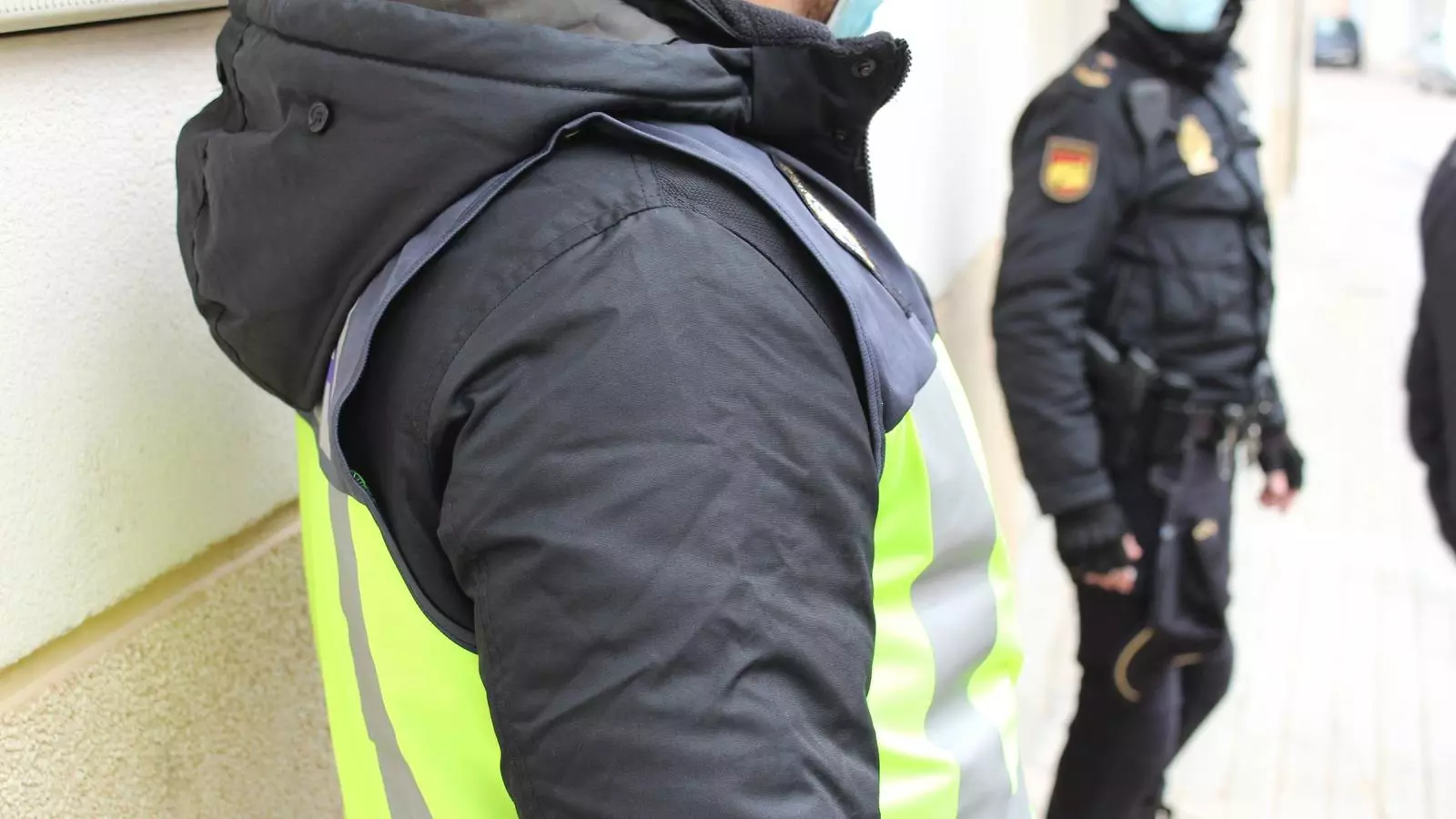 Dos agents de la Policia Nacional.