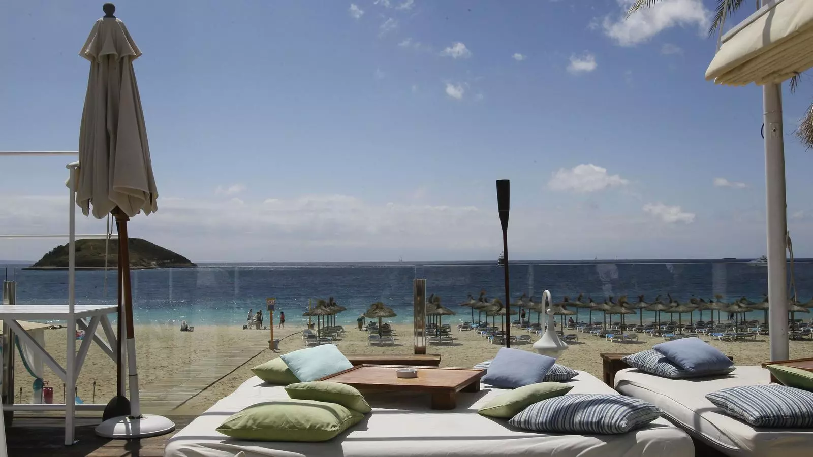 La platja de Magaluf vista des d'una terrassa amb un 'beach club'.