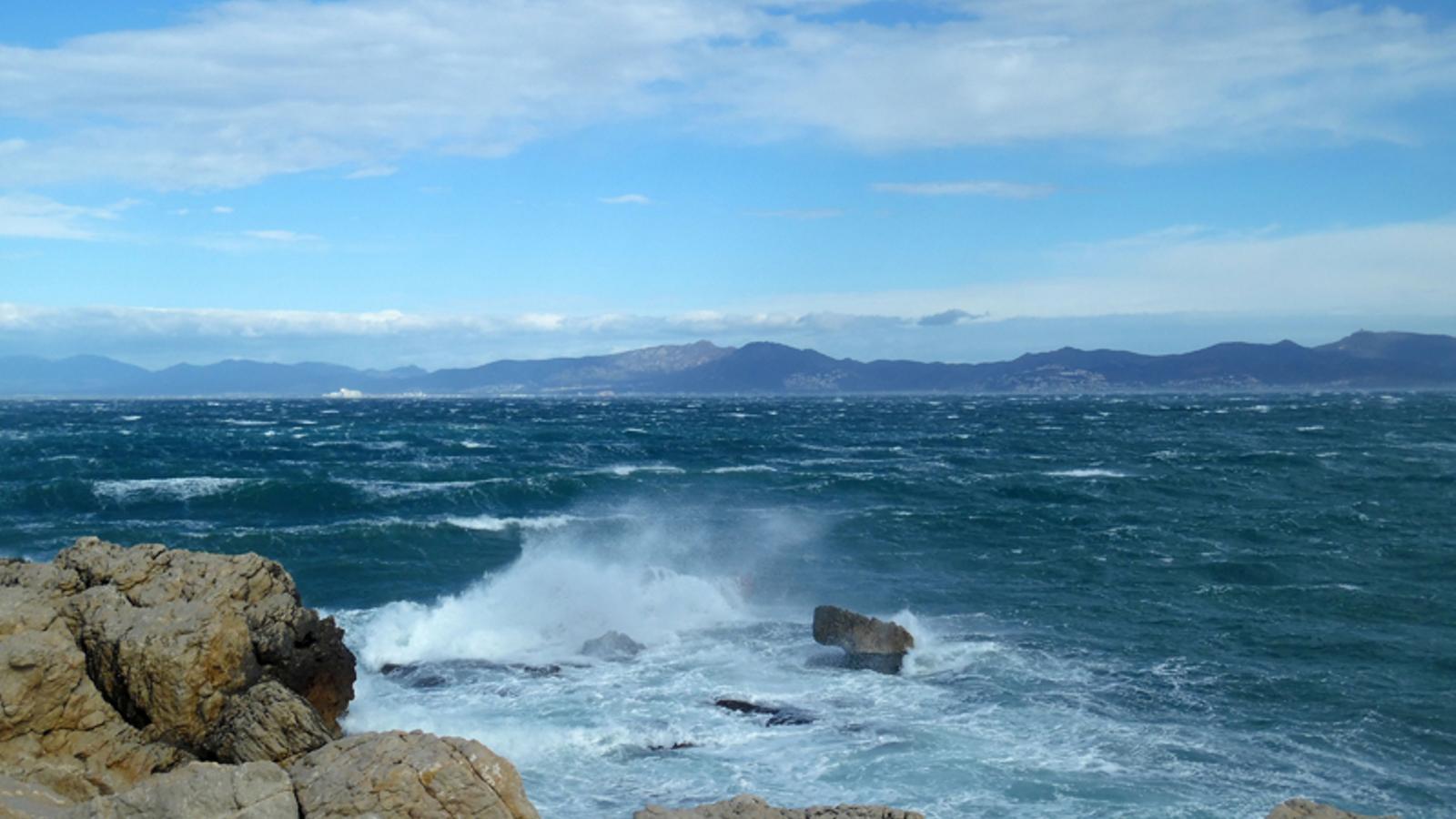 Mar asustado por el fuerte viento en L'Escala. NIEVES BONAMUSA