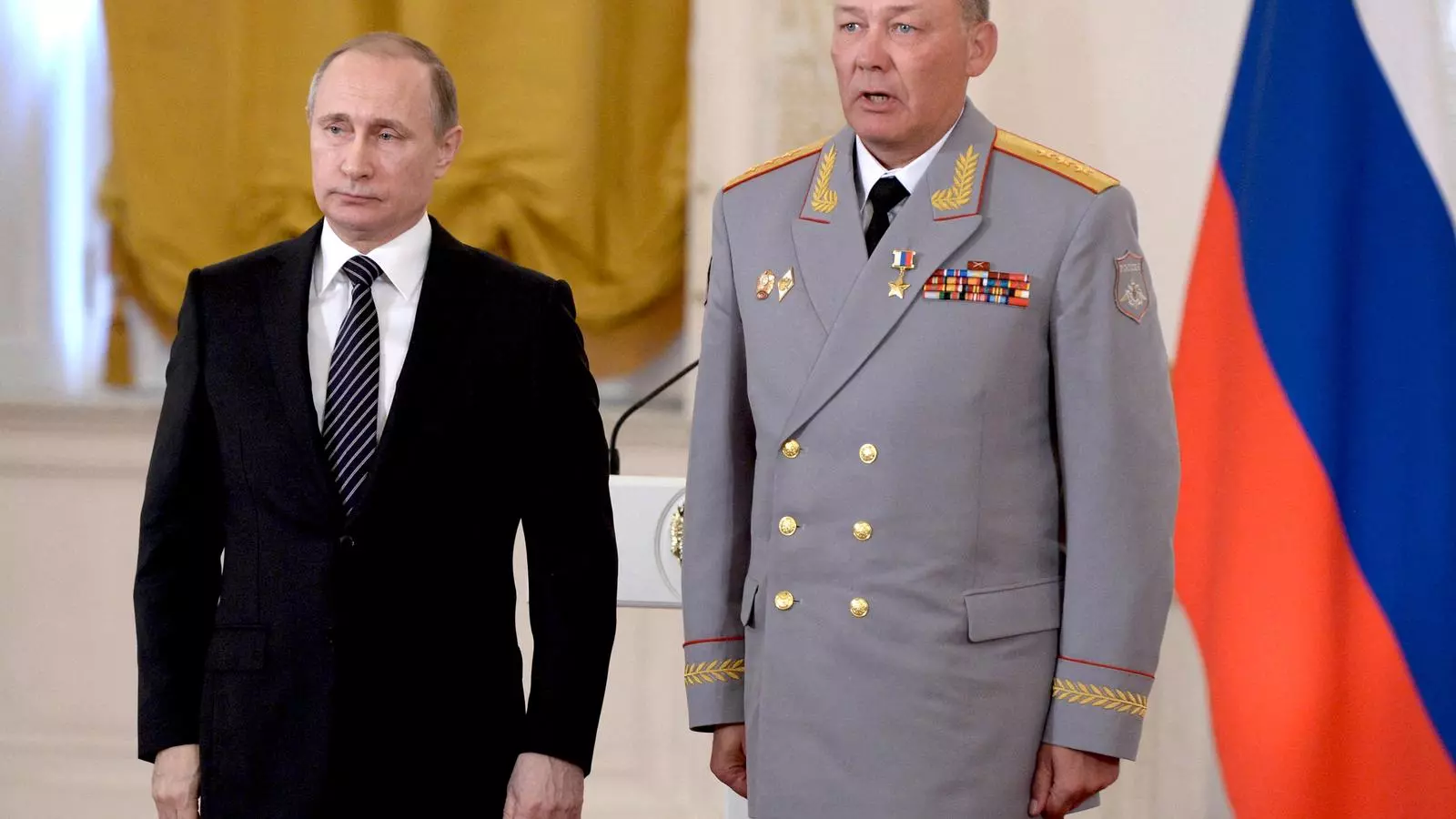 El president rus, Vladimir Putin amb el primer comandant adjunt del districte militar central, el coronel general Alexander Dvornikov