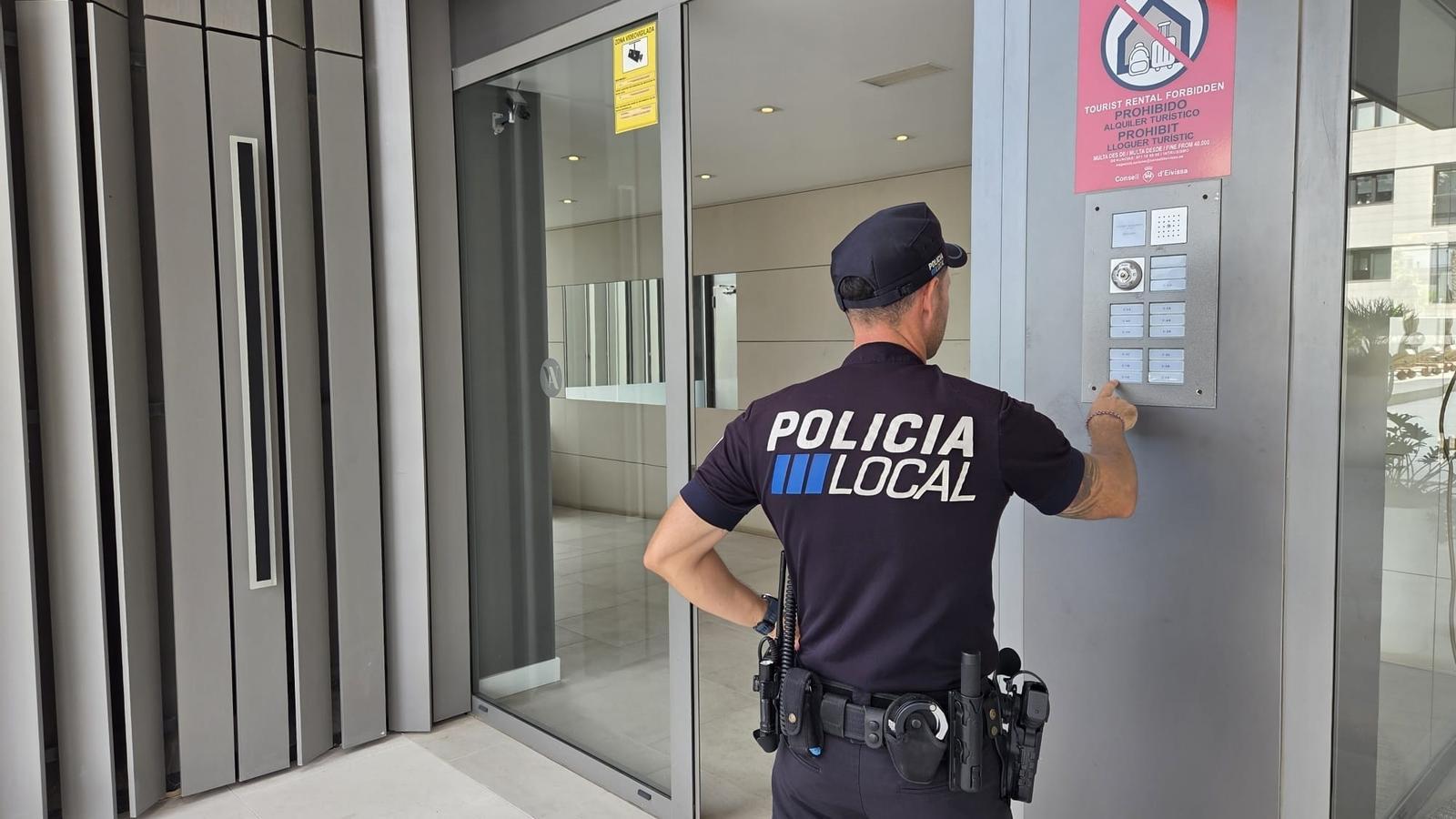Un policia local a Eivissa.