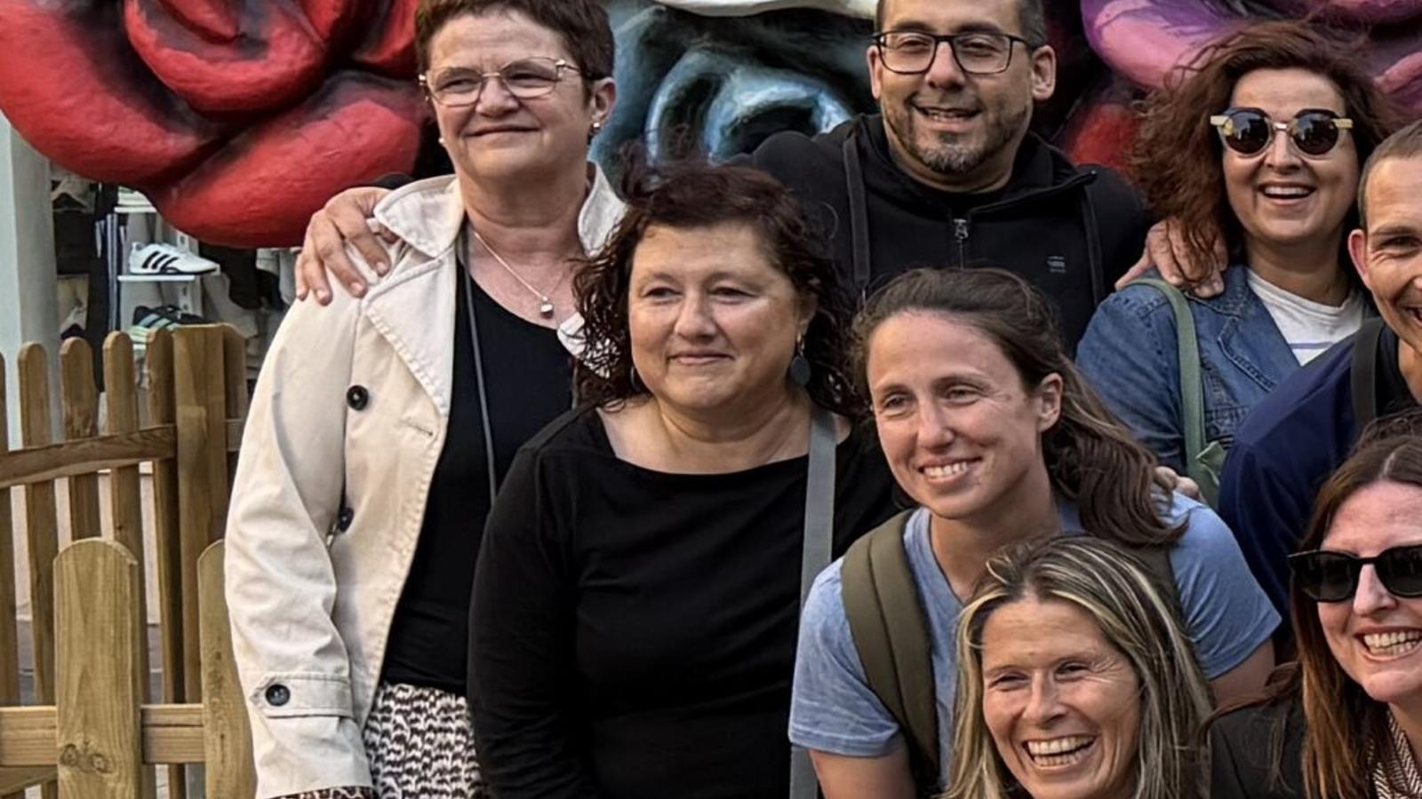 La enfermera Neus Salas, con camiseta negra, en Manacor.