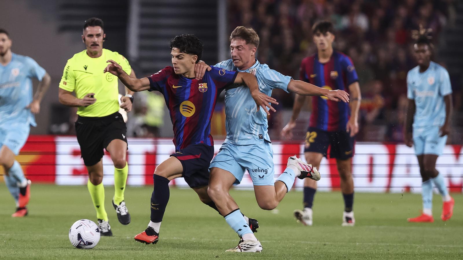 Xavi Espart progresando con el balón en el partido contra el Athletic Club en el Camp Nou.