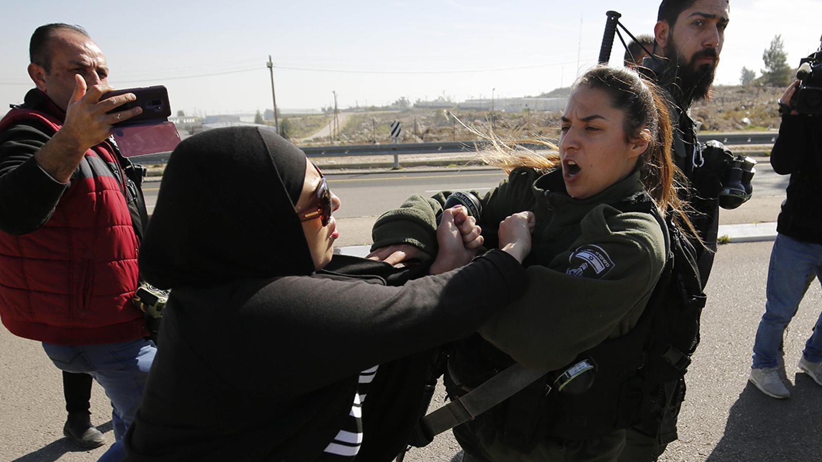 Palestine, discussion at the Ramallah border crossing