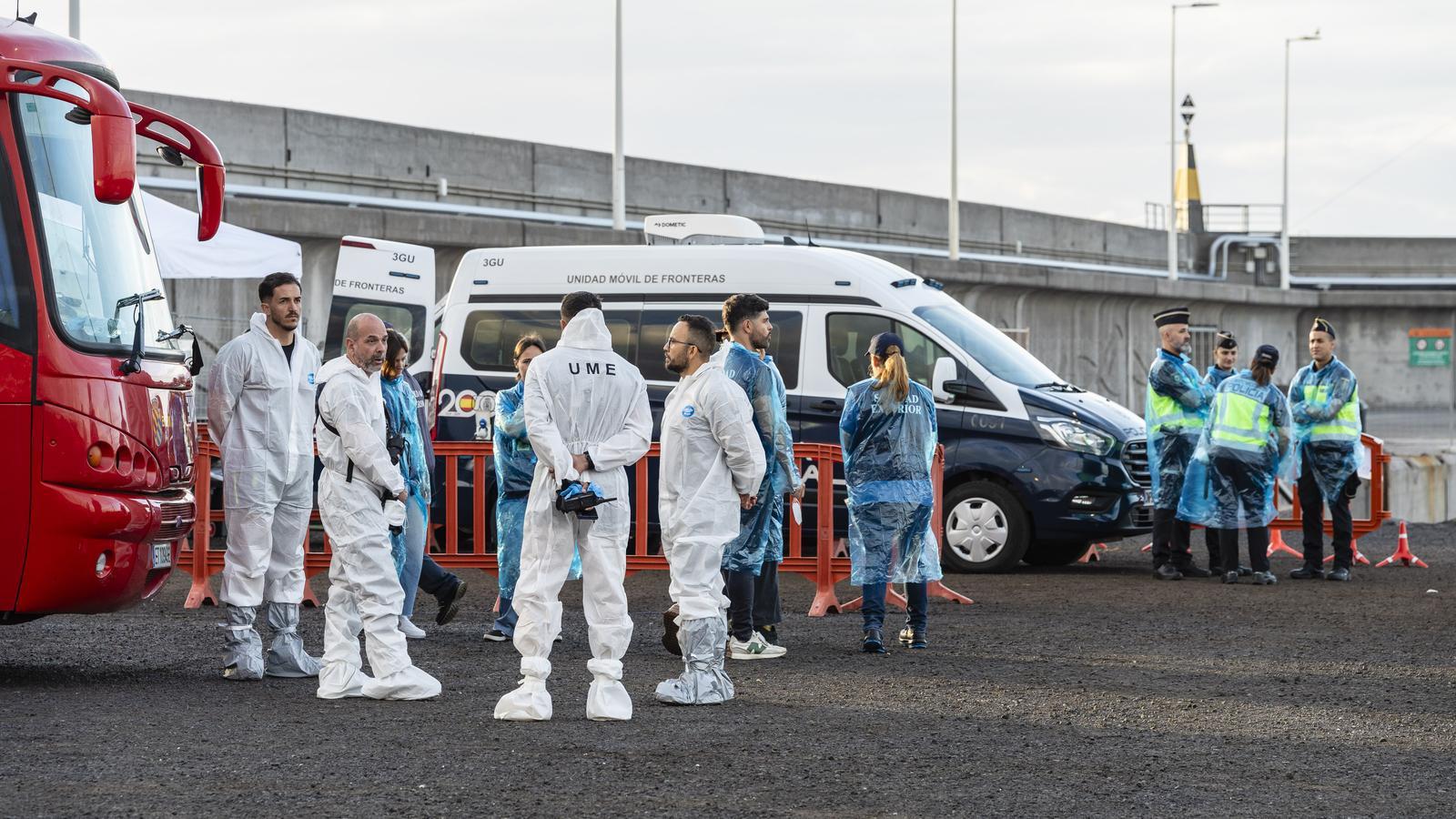 Miembros de los cuerpos de rescate en el puerto de Granadilla.