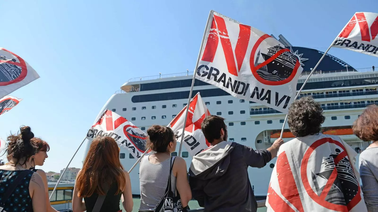 Activistes contra la massificació turística a Venècia protestant davant del creuer que ha xocat contra una barca