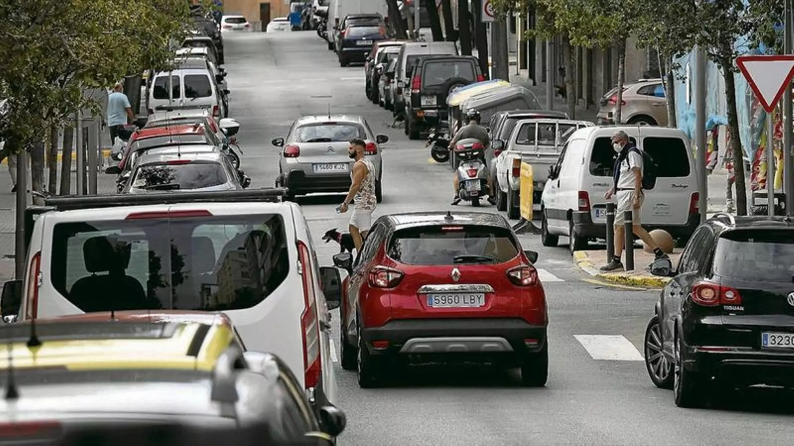 Cotxes circulant per un carrer de Palma.