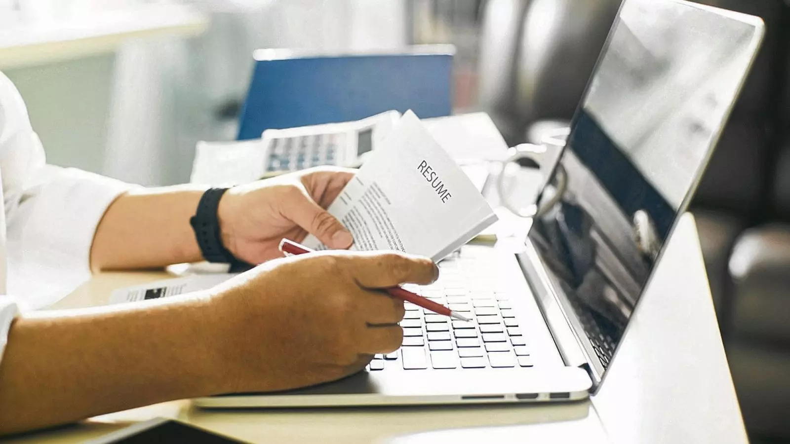 El currículum cec no porta fotografia ni informa del sexe o l’edat del candidat.