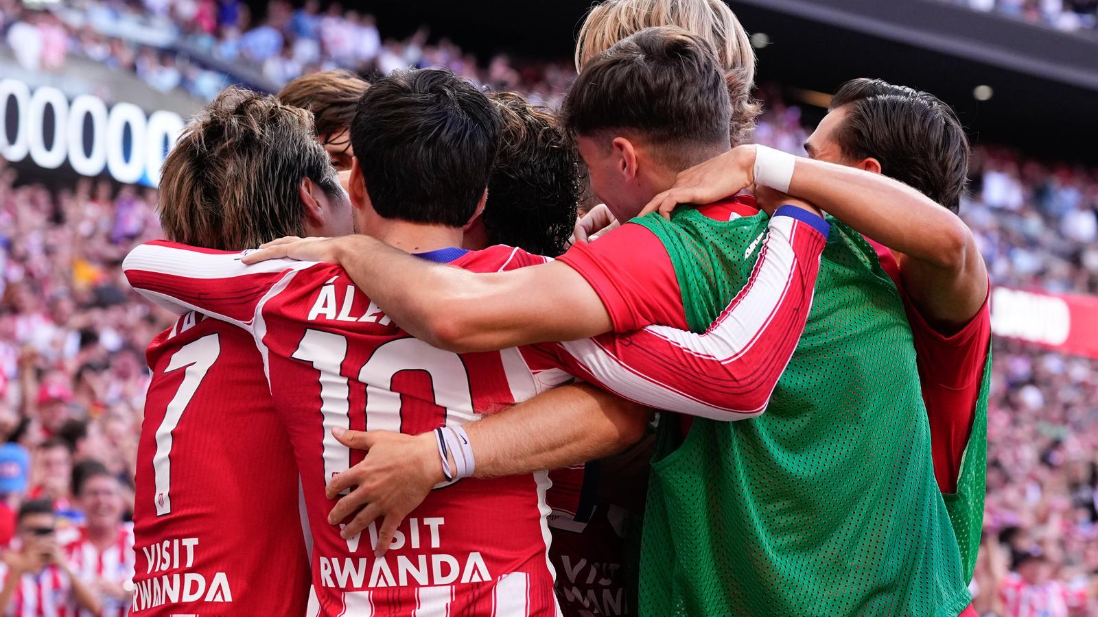 The Atlético de Madrid players celebrate one of the goals against Real Madrid