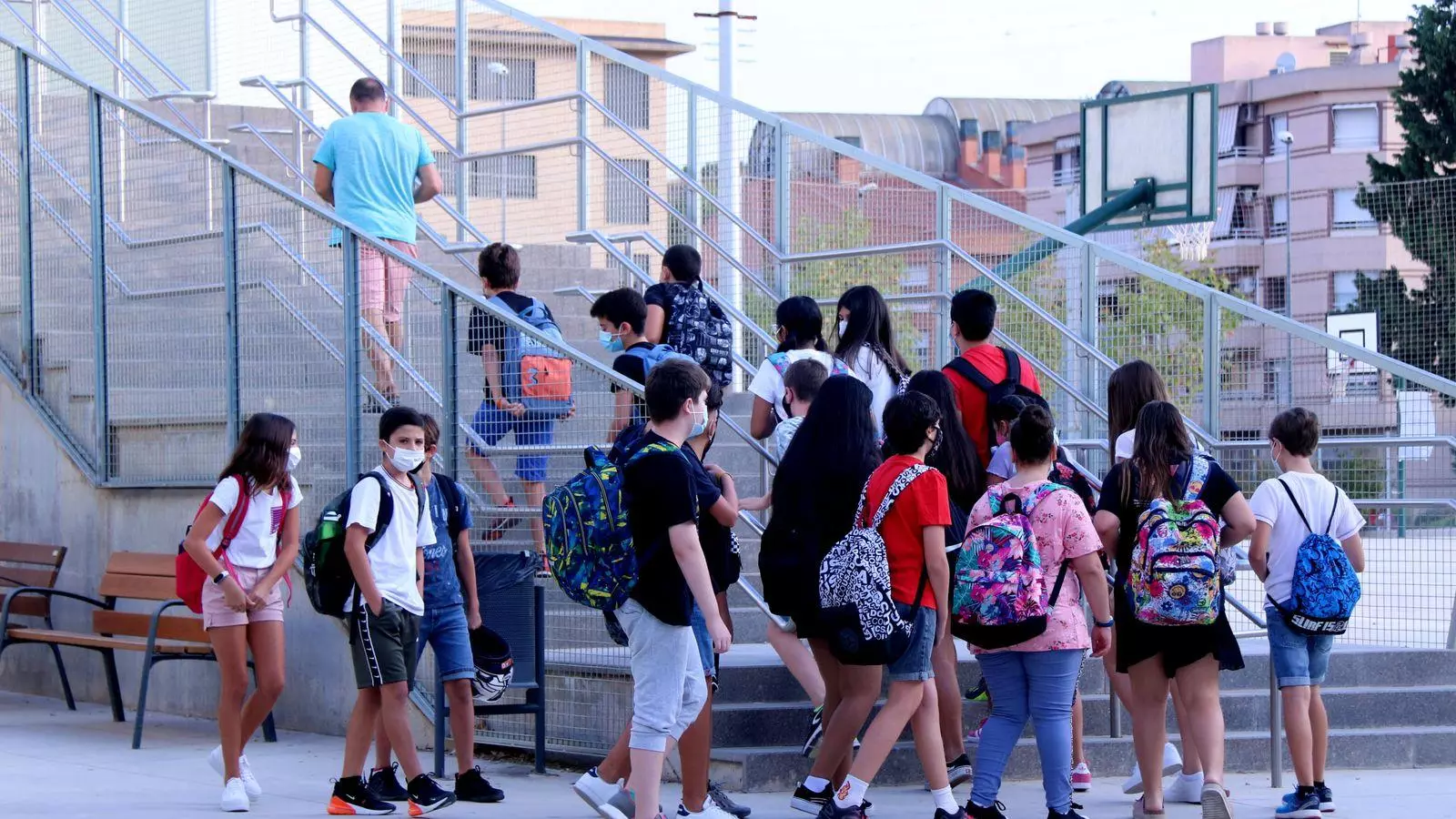 Pla general de un grupo de alumnos de ESO dirigiéndose a una de las clases de un instituto.