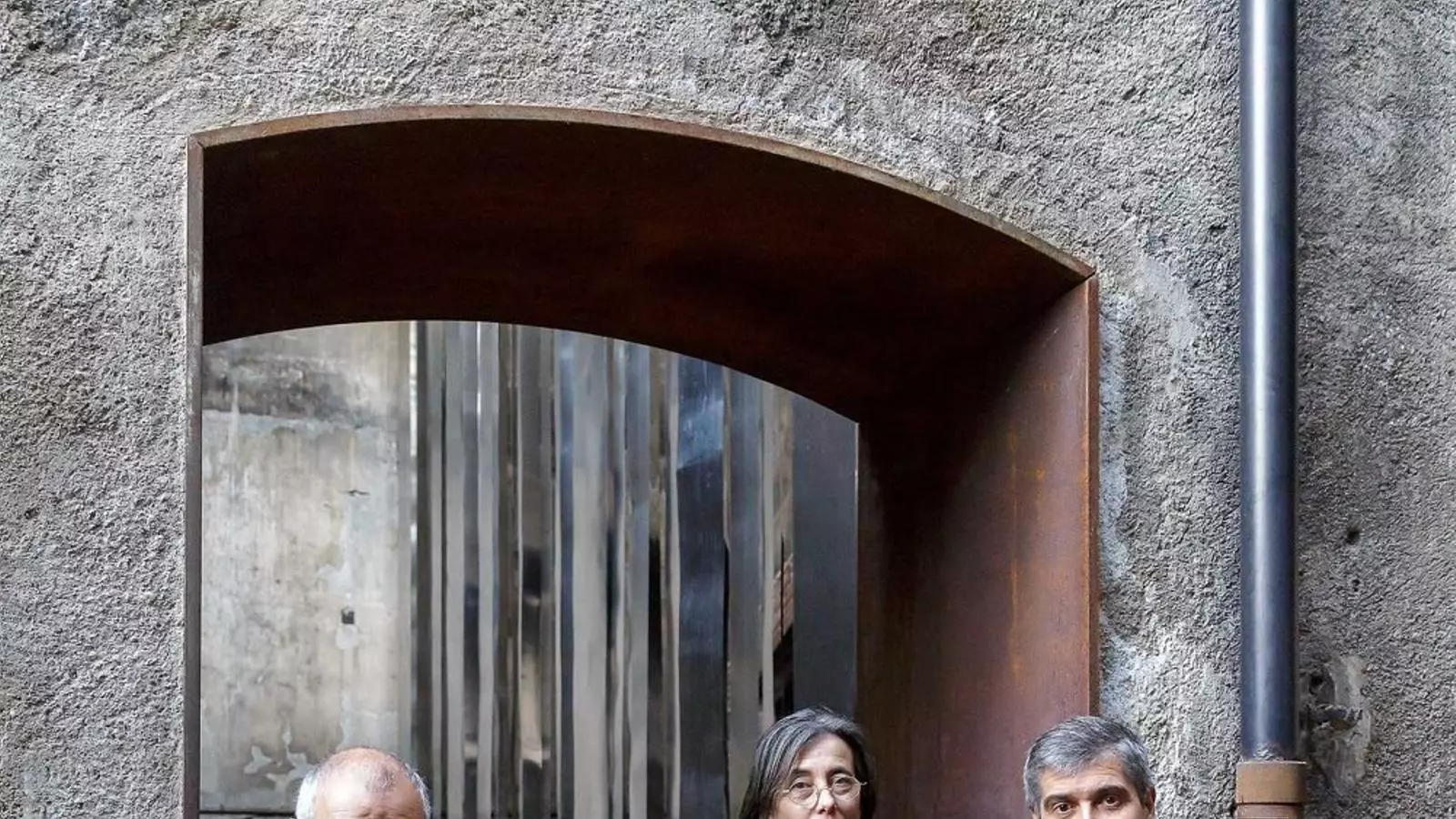 Ramon Vilalta, Carme Pigem i Rafael Aranda, ahir, a la porta del seu estudi a Olot.