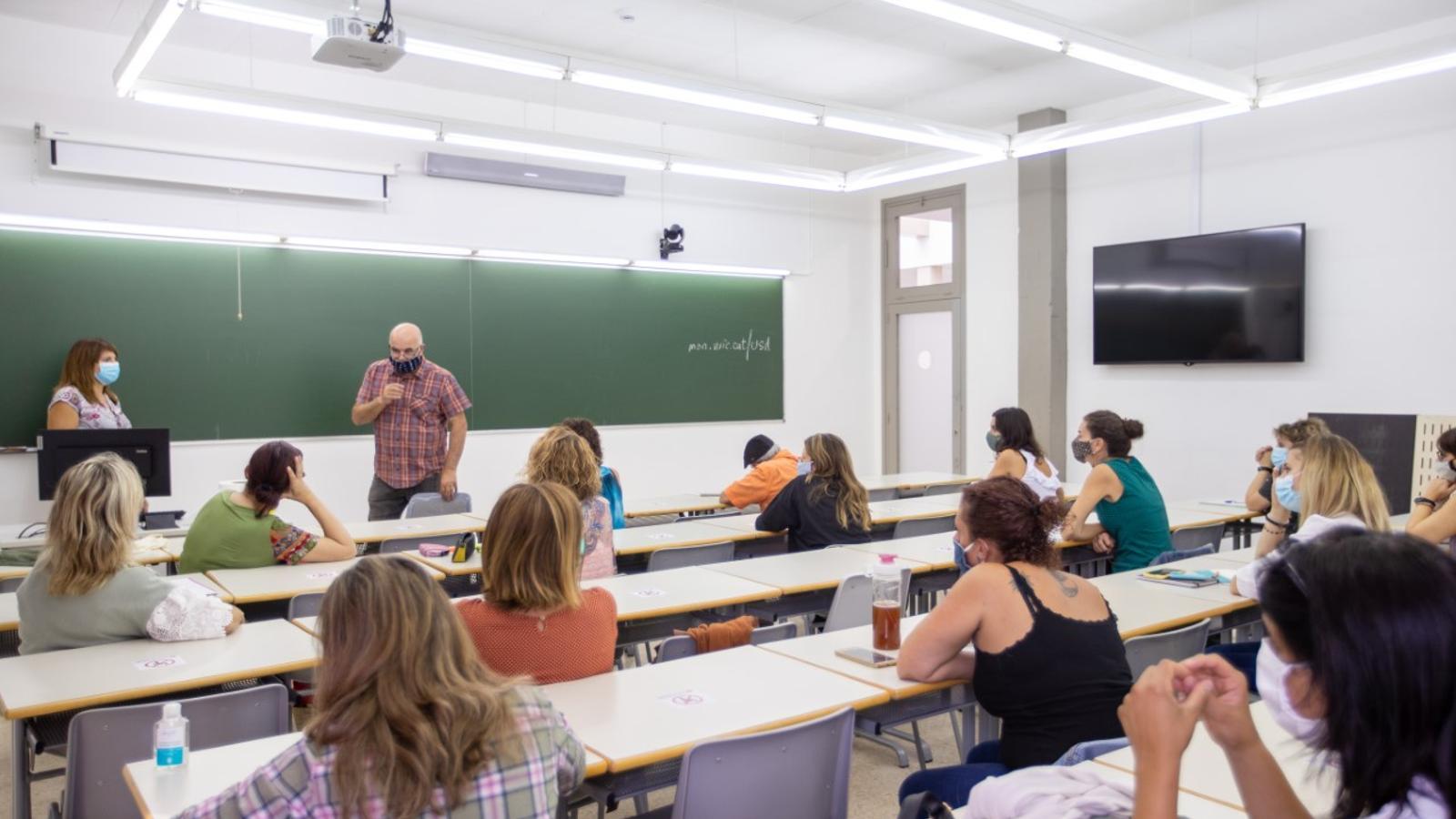 Imatge d'una classe presencial a la UVic durant la pandèmia