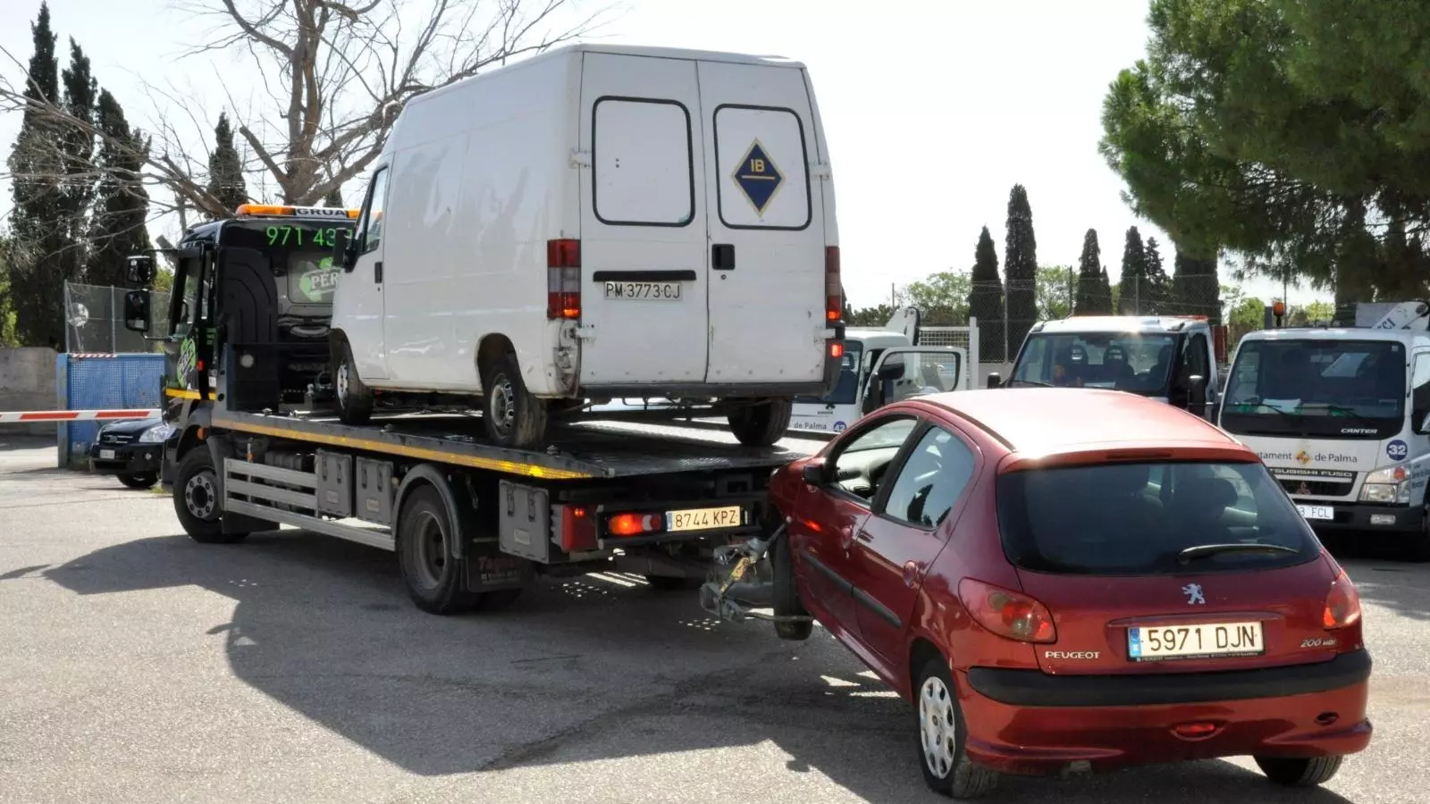 Imatge de la retirada dels cotxes de Son Toells