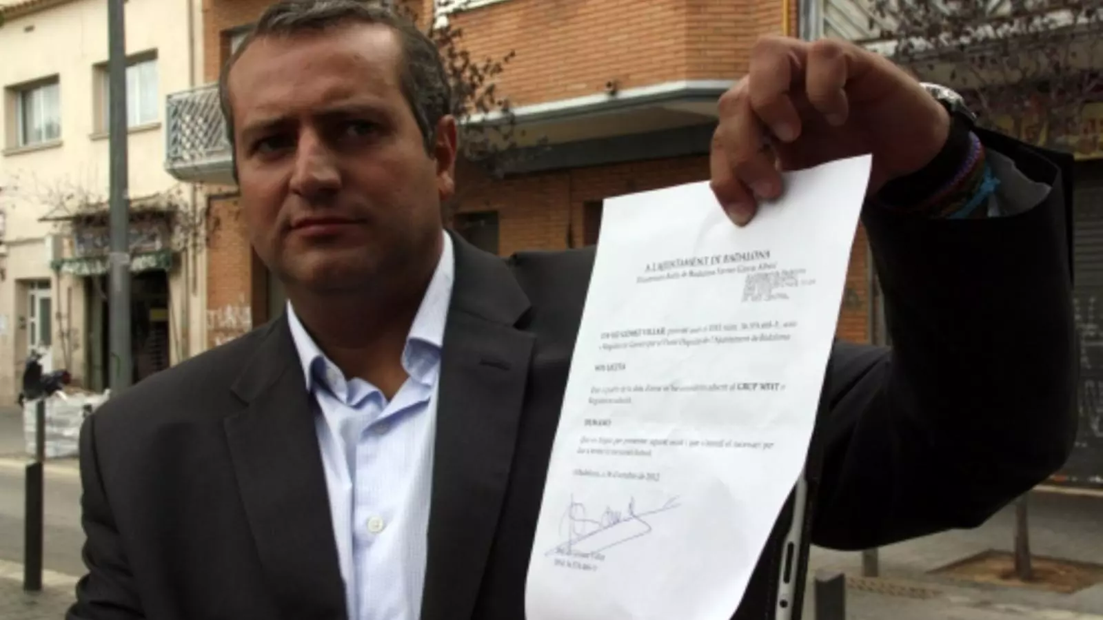 El regidor de Badalona David Gómez amb l'escrit de renúncia com a regidor del PP al govern municipal. / ACN