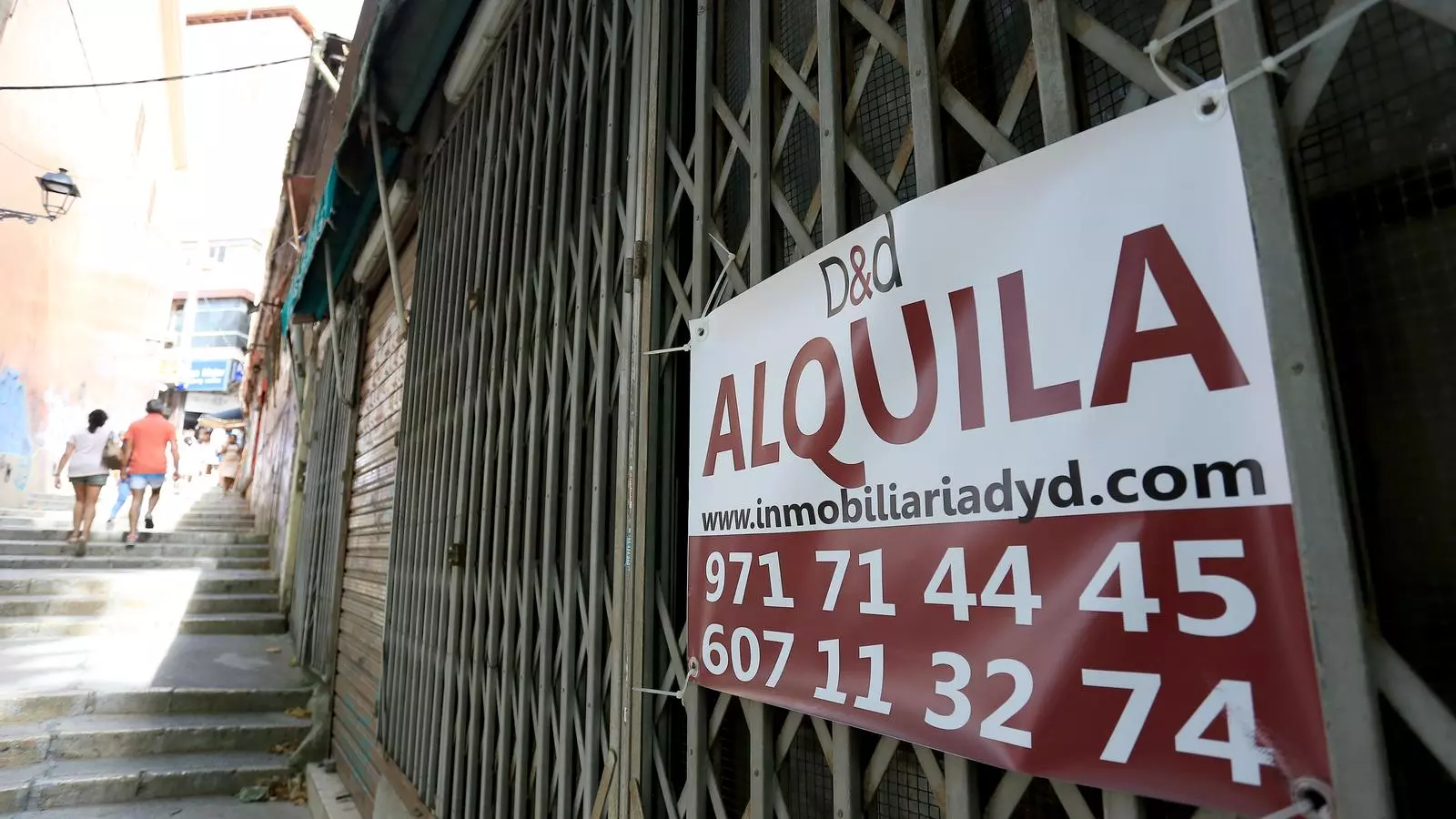 Un cartell d'un habitatge que es lloga a Palma