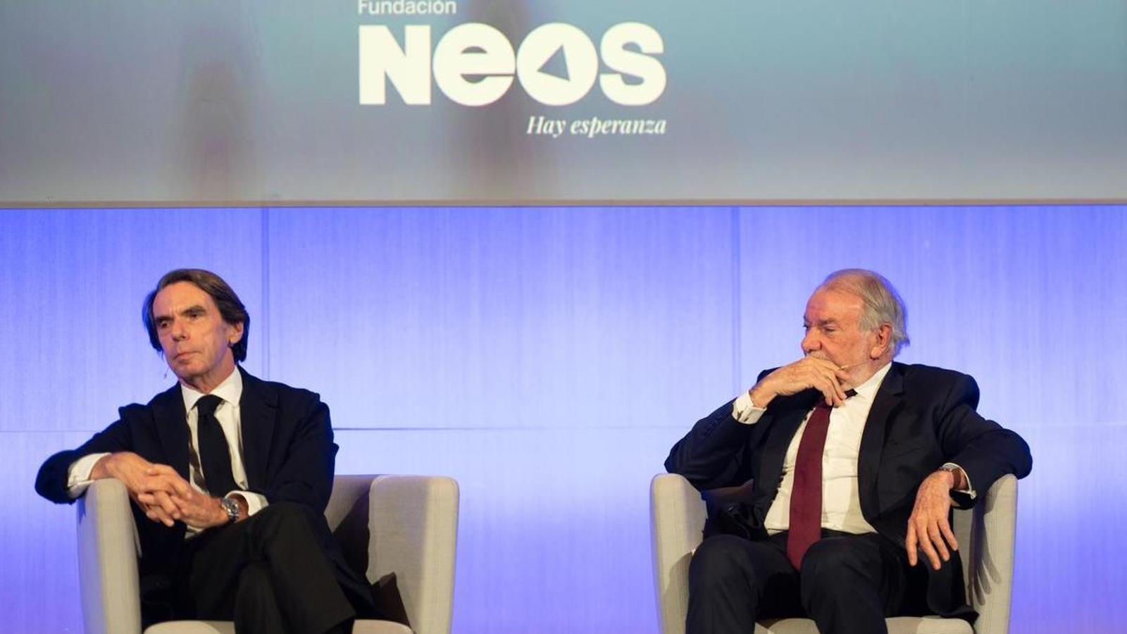 El expresidente español y del PP José María Aznar con el exministro del Interior Jaime Mayor Oreja