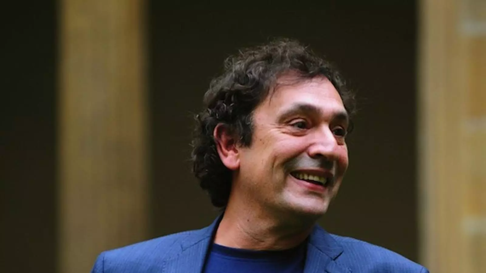 Agustí Villaronga amb el Premi de Cinematografia / AFP