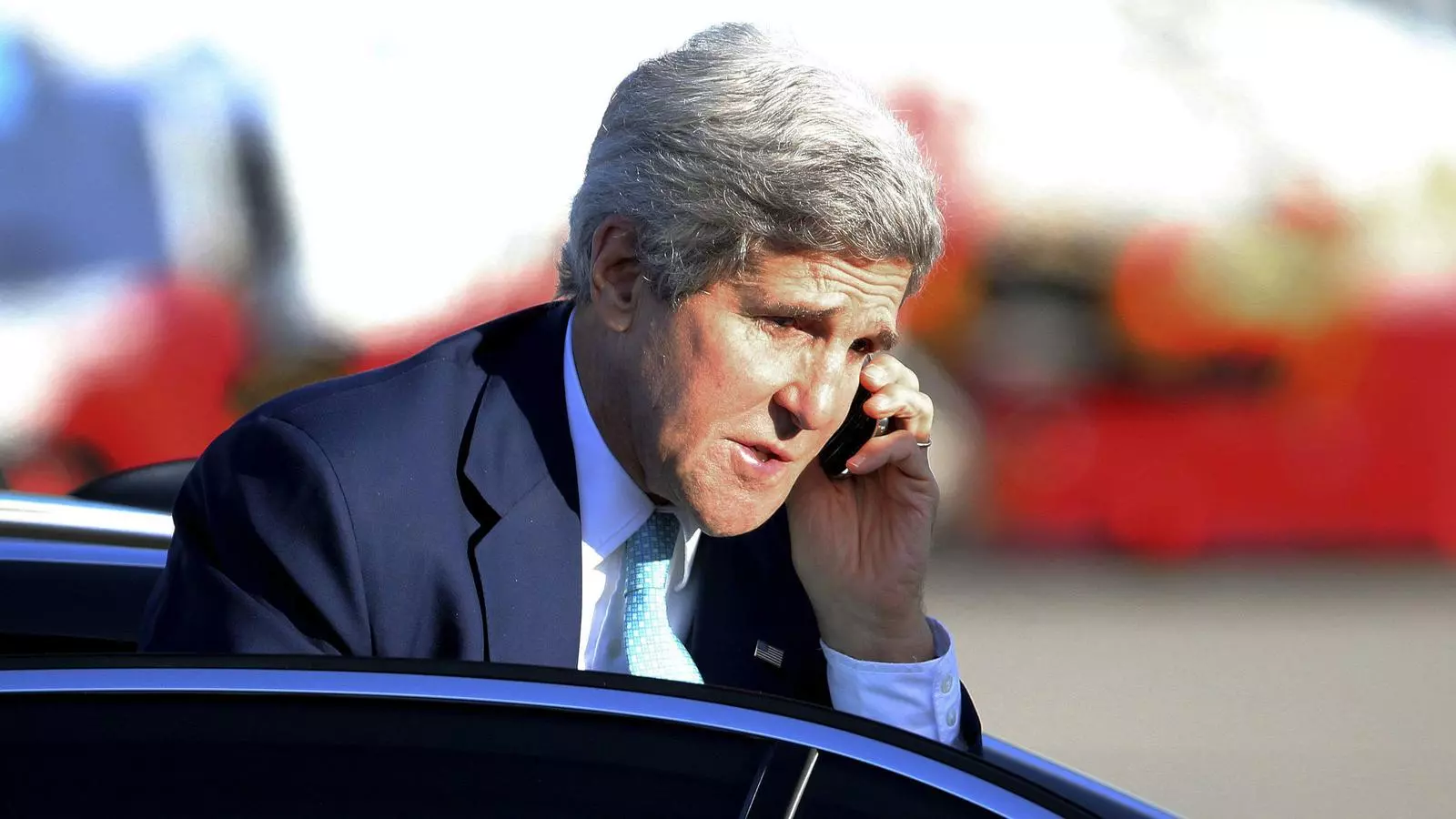 John Kerry parla pel seu telèfon mòbil a l'eroport de Sidney. ROB GRIFFTH / REUTERS