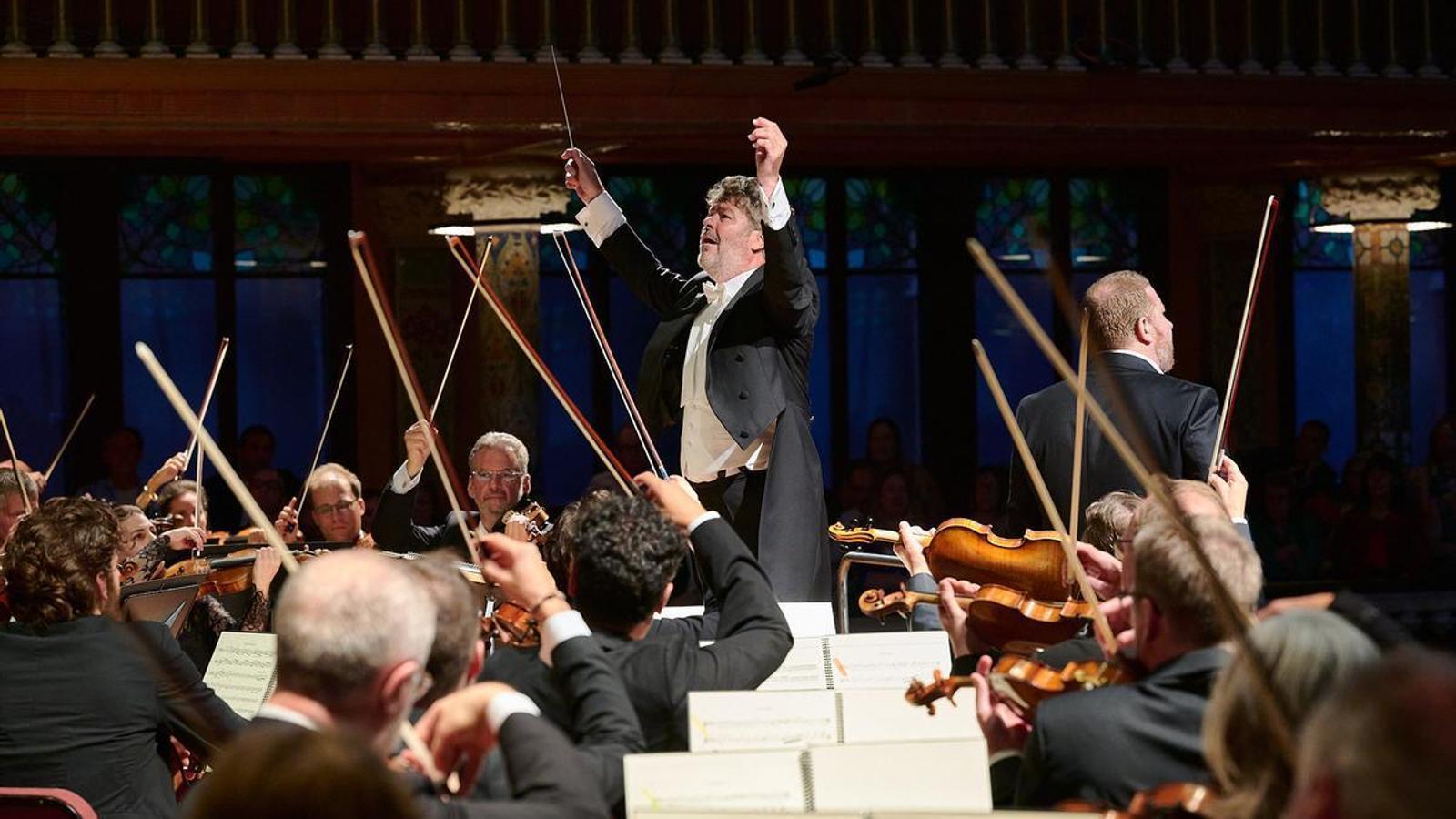 Pablo Heras-Casado conducting the Bayreuth Festival Orchestra at the Palau de la Música.