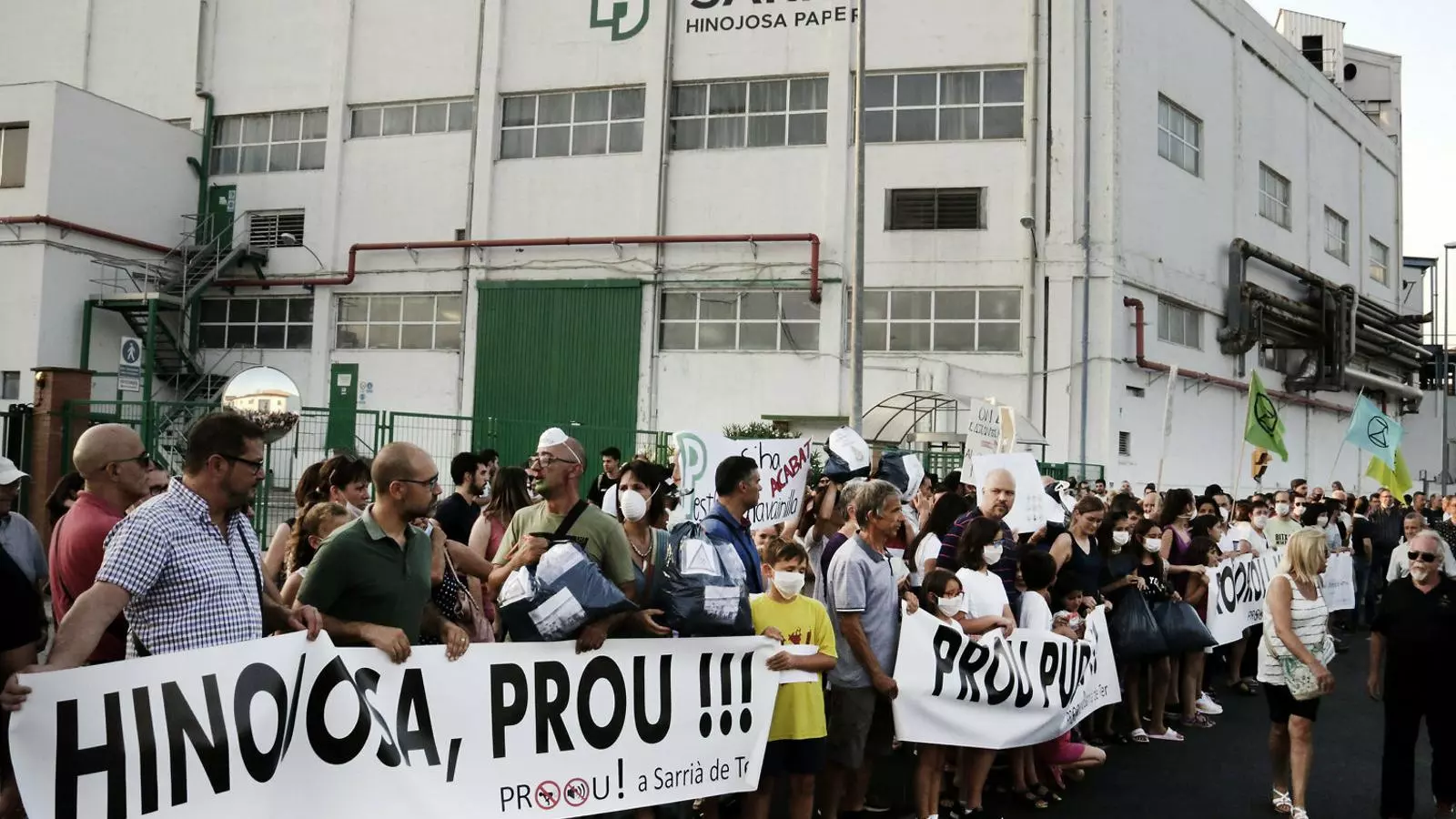 Manifestació veïnal contra les olors que provoca l’activitat de l’empresa Hinojosa de Sarrià de Ter, al mes de juliol.