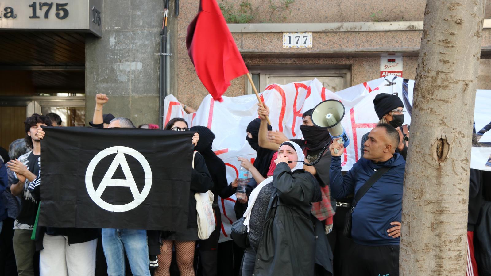 The protesters in front of the block located at 177 Calàbria Street